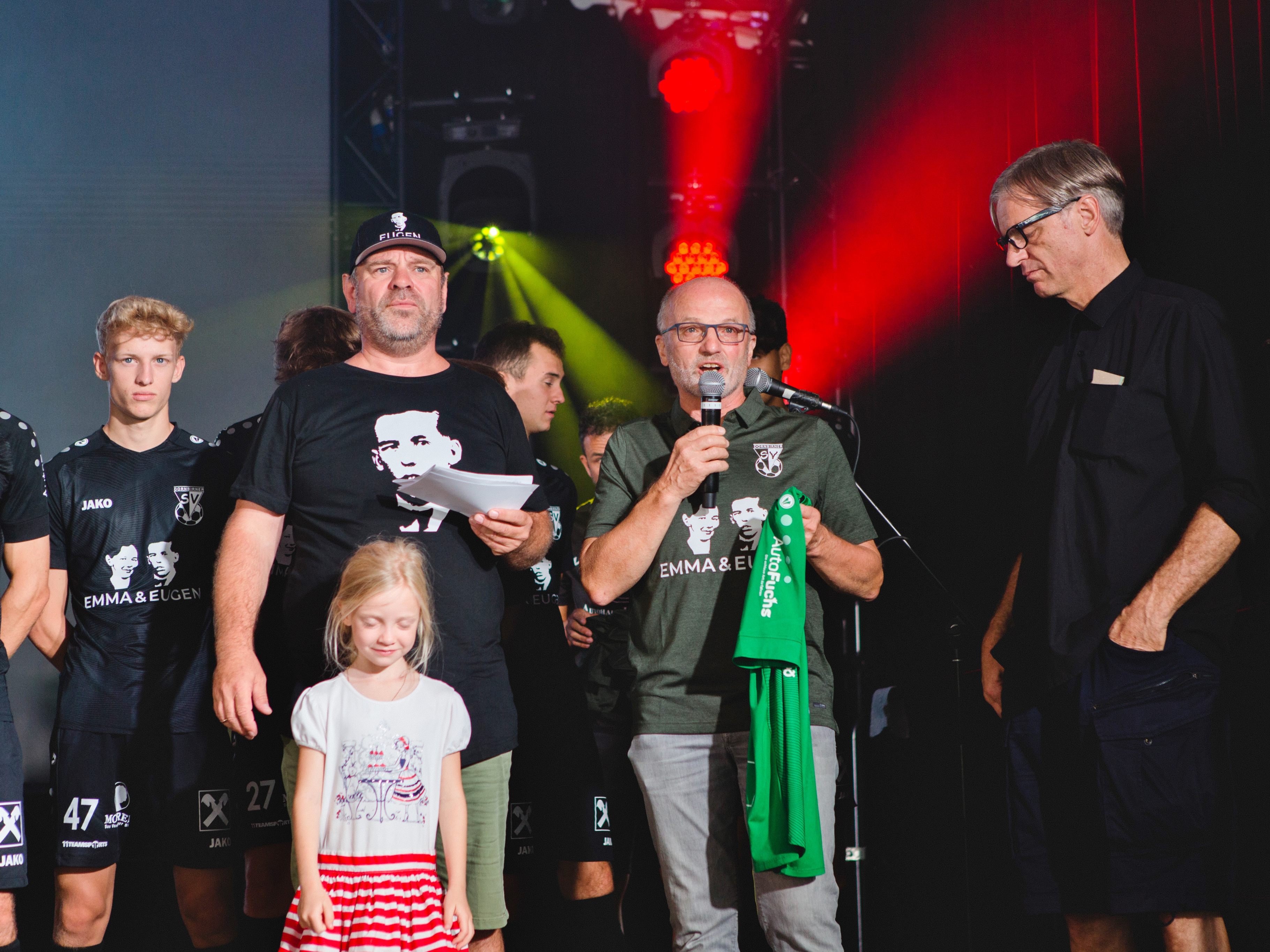 EMMA & EUGEN DSV-Präsdident Herbert Lenz bedankte sich bei Wolfgang Preuß (re.) und freut sich auf die zukünftige Zusammenarbeit. EMMA & EUGEN DSV-Präsdident Herbert Lenz bedankte sich bei Wolfgang Preuß (re.) und freut sich auf die zukünftige Zusammenarbeit.