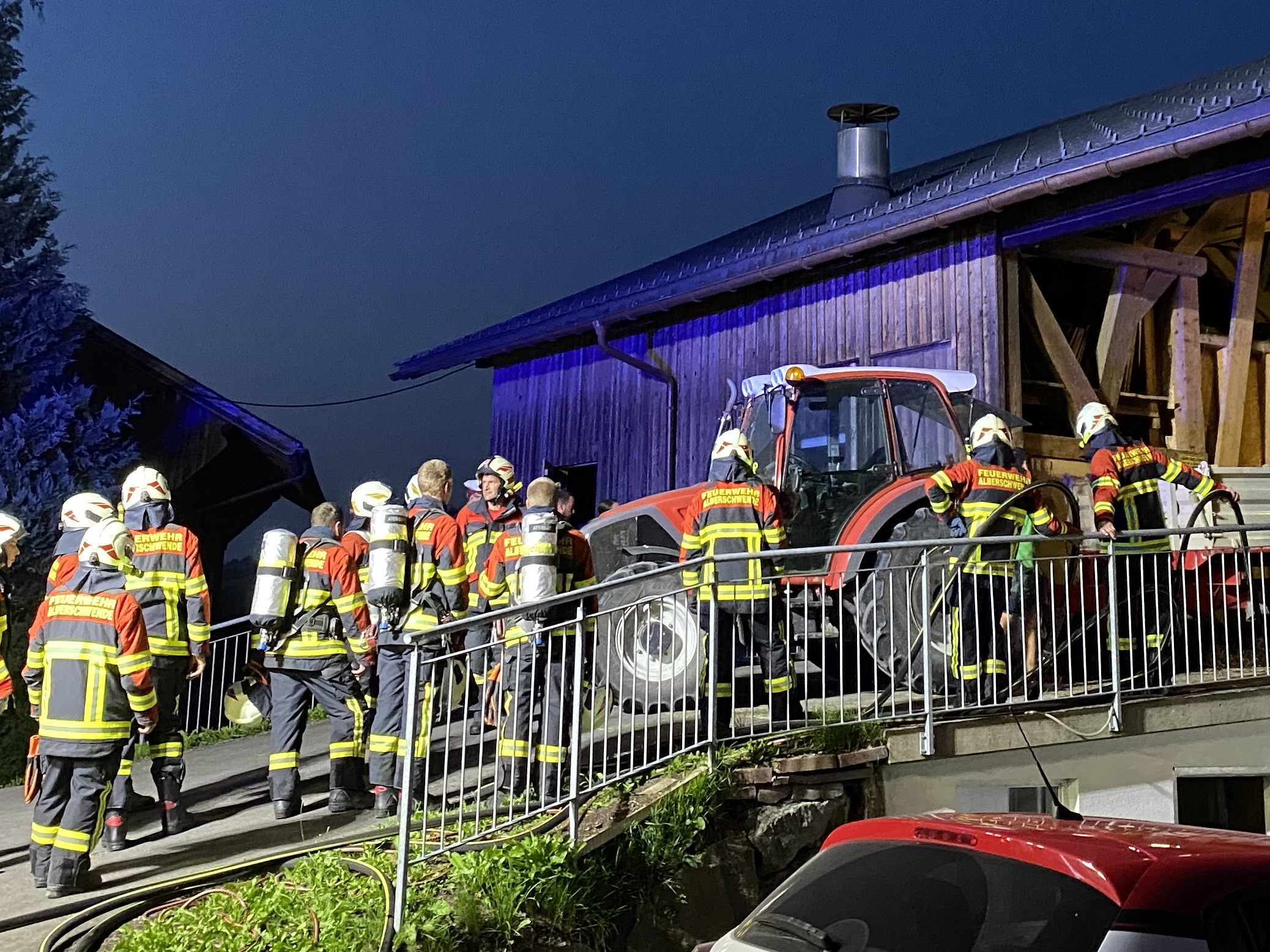 Das Heu wurde beim Trocknen zu heiß, die Feuerwehr rückte aus.