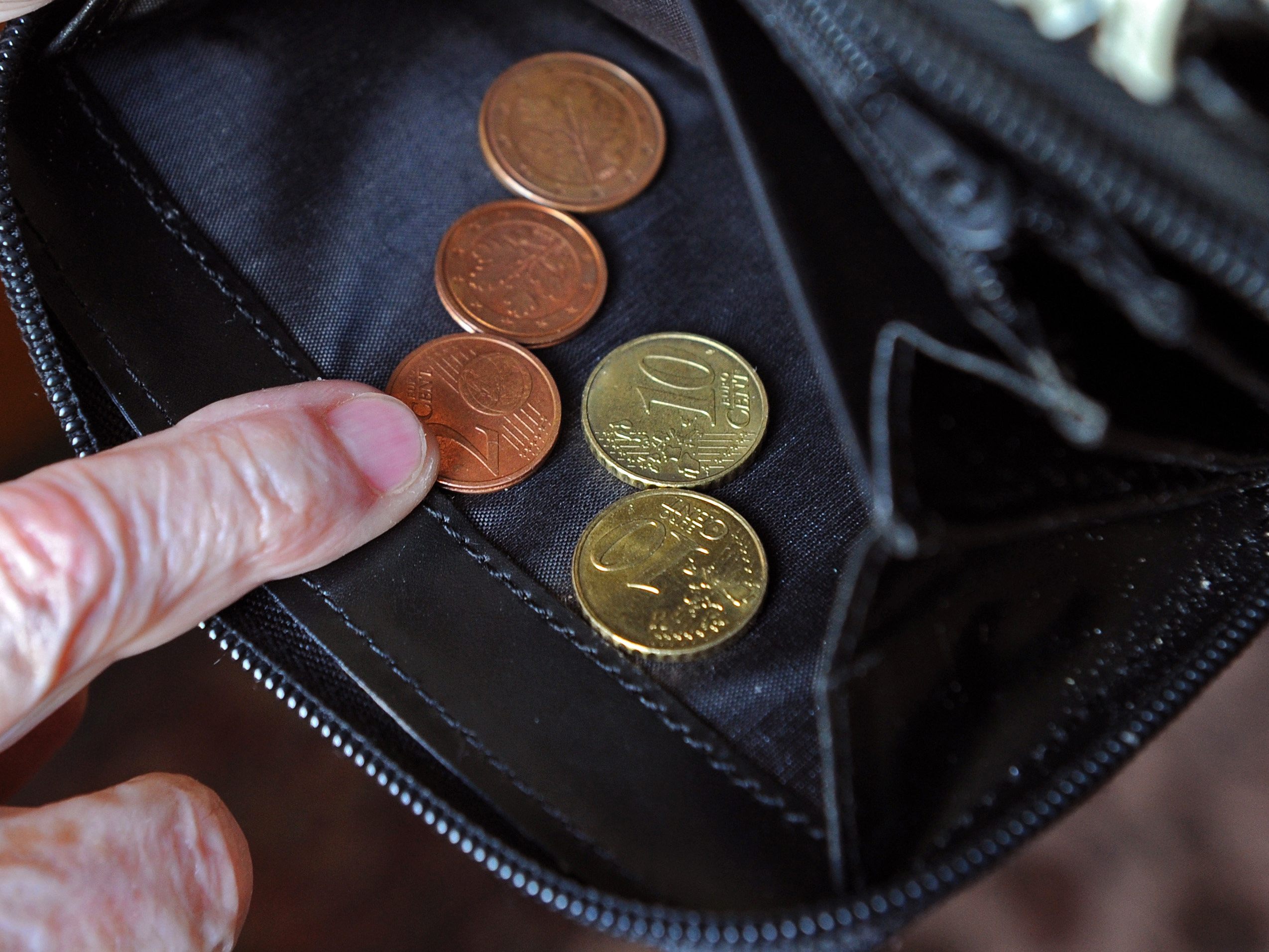 Besonders die älteren Semester setzen weiter auf Bargeld. Besonders die älteren Semester setzen weiter auf Bargeld.
