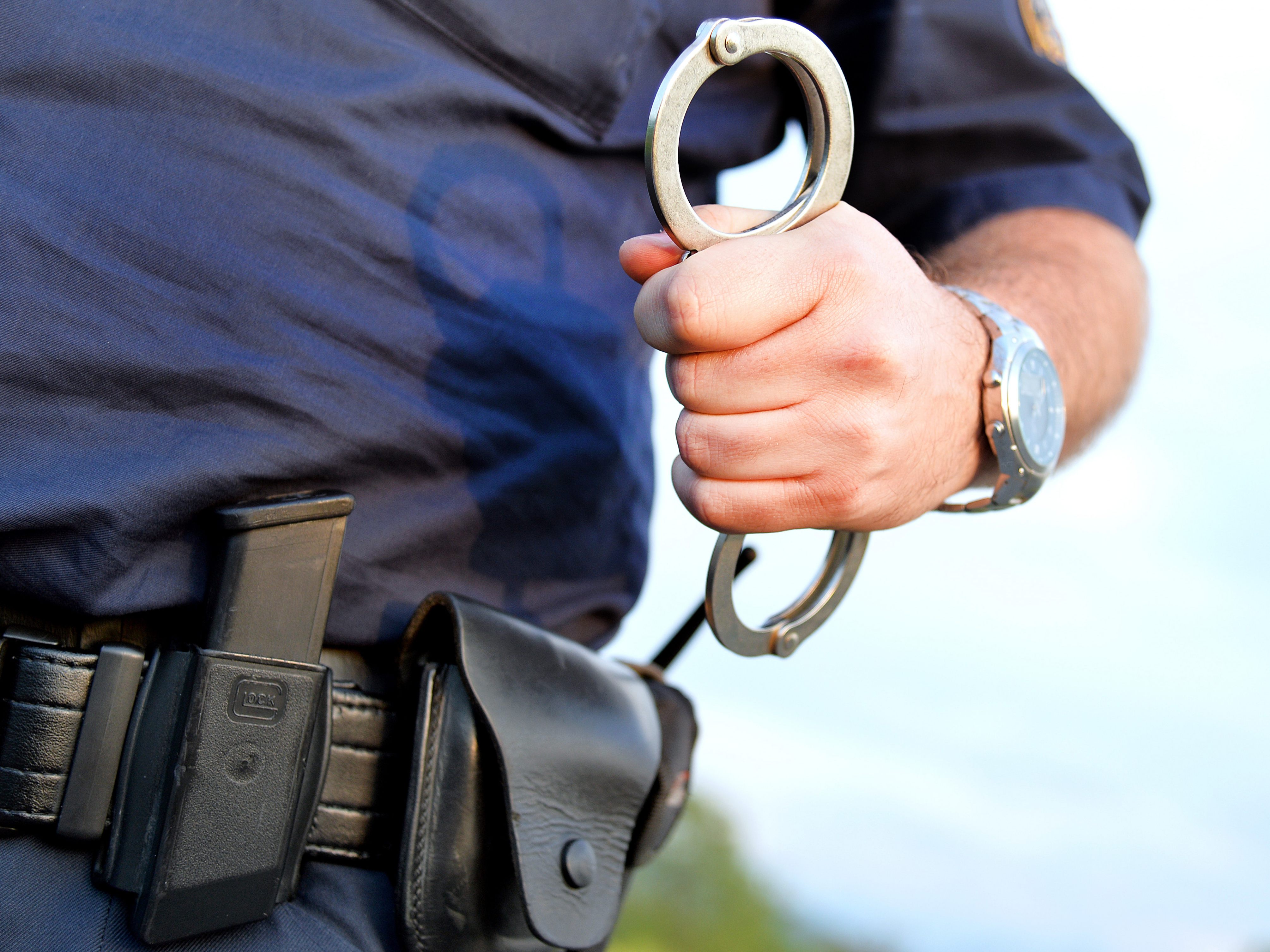 Die Polizei konnte den Verdächtigen noch in der Bim festnehmen. Die Polizei konnte den Verdächtigen noch in der Bim festnehmen.