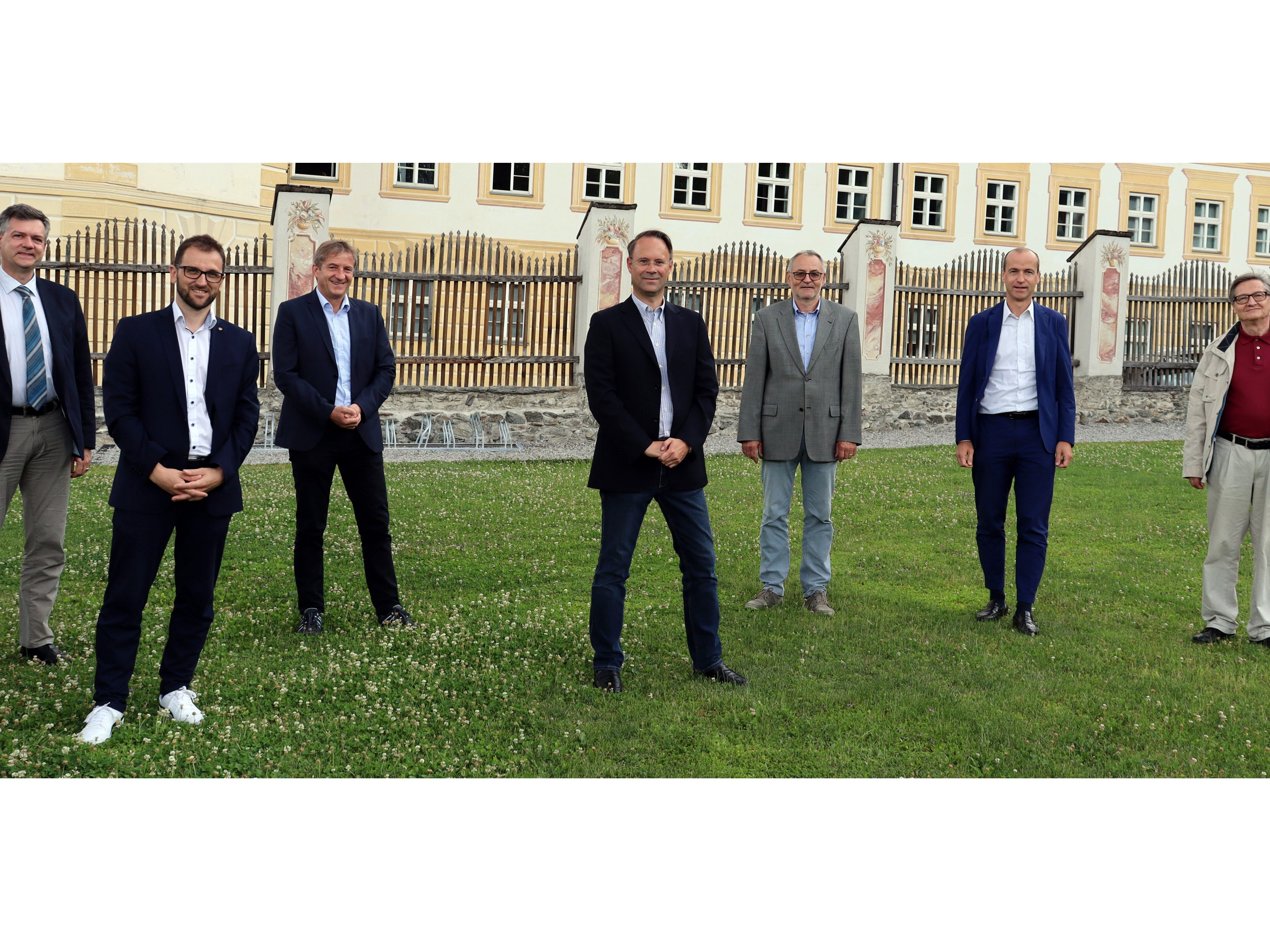 Der Vorstand von Pro Gymnasium, vlnr: Ronald Zecha, Sebastian Kolland, Georg Klammer, Matthias Hofer, Rainer Gögele, Thomas Winsauer, Thomas Plankensteiner. Der Vorstand von Pro Gymnasium, vlnr: Ronald Zecha, Sebastian Kolland, Georg Klammer, Matthias Hofer, Rainer Gögele, Thomas Winsauer, Thomas Plankensteiner.