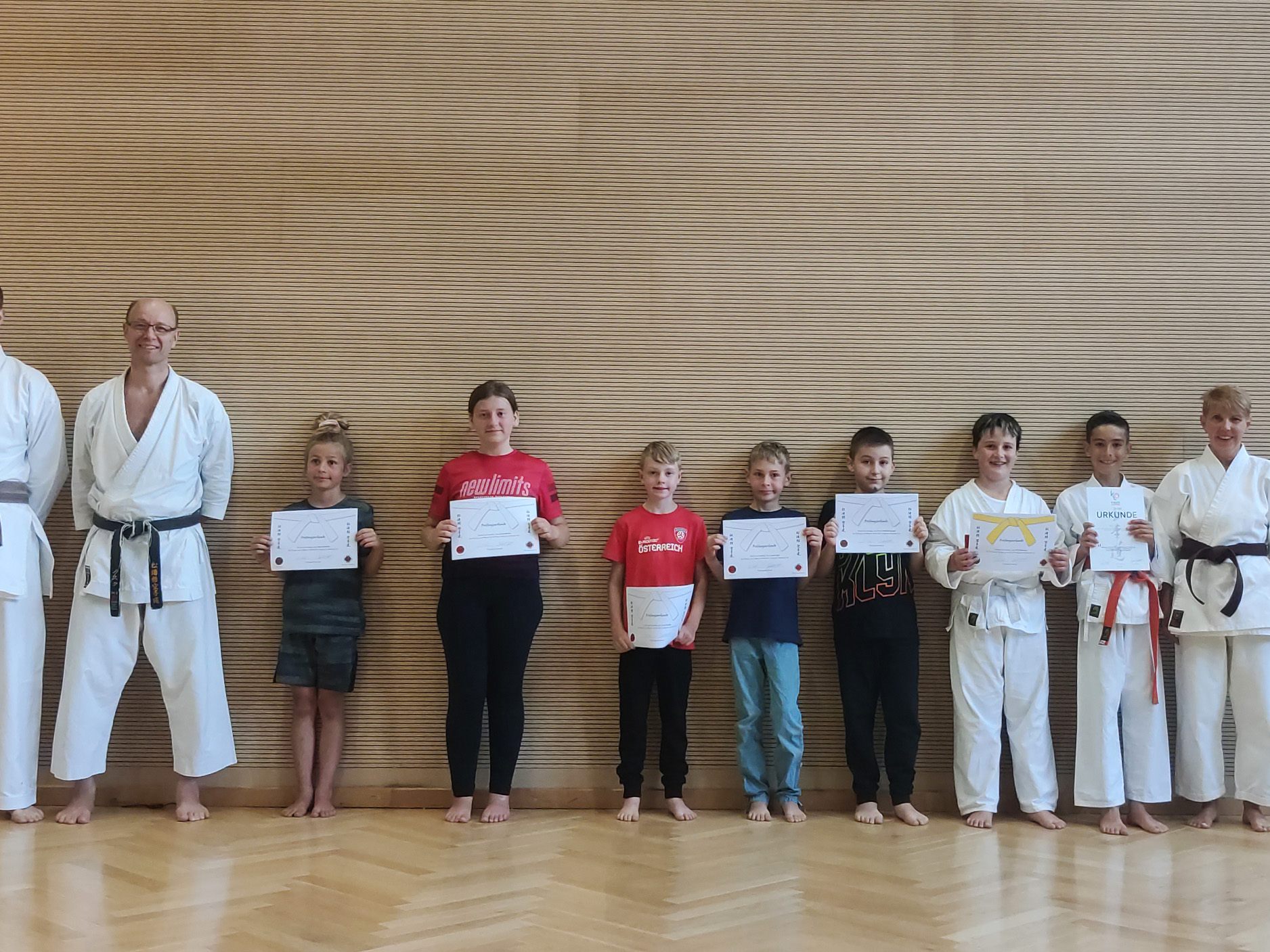 Unsere Karatekas freuen sich über ihre bestandene Prüfung