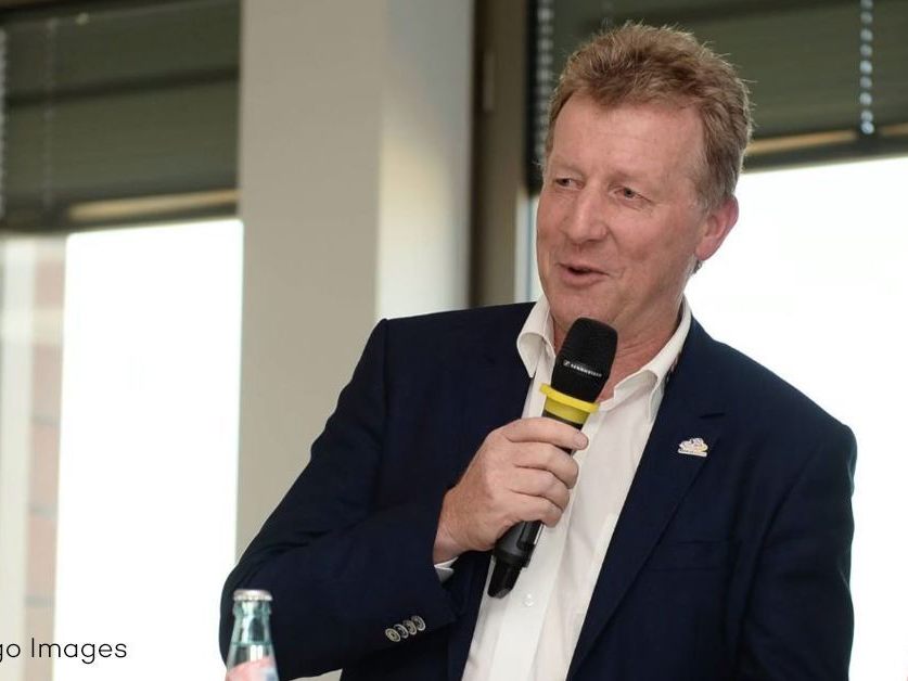 Konsequenzen nach rassistischem Ausruf vor laufender Kamera: Rad-Sportdirektor Patrick Moster muss vorzeitig die Heimreise antreten Konsequenzen nach rassistischem Ausruf vor laufender Kamera: Rad-Sportdirektor Patrick Moster muss vorzeitig die Heimreise antreten