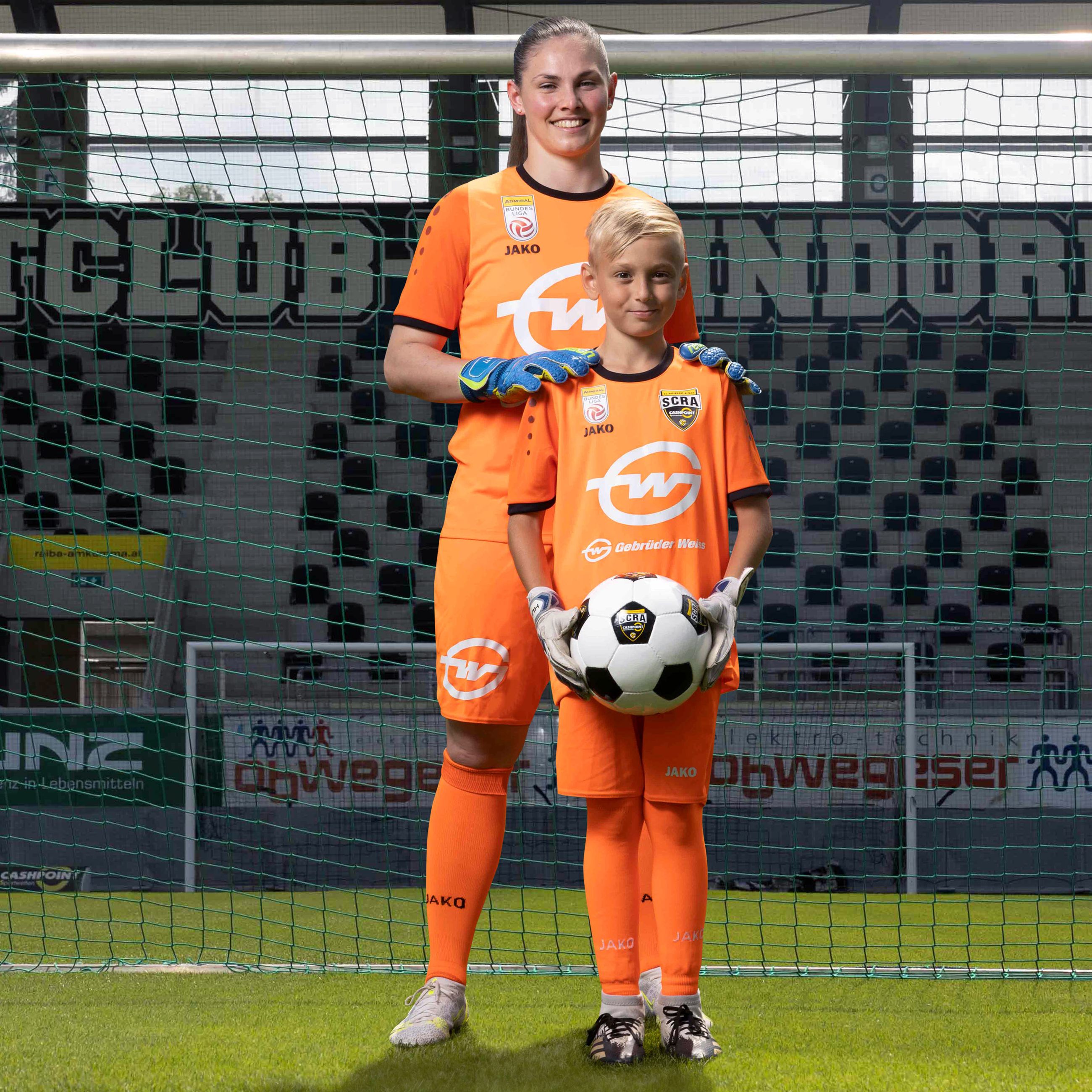 Zukünftig spielen auch die Torhüterinnen der SPG SCR Altach / FFC Vorderland und der gesamte Nachwuchs in orange – hier (v.l.): Janine Koretic, Torhüterin der Damen-Bundesligamannschaft, und Daris Nakic, Nachwuchsspieler beim SCR Altach.