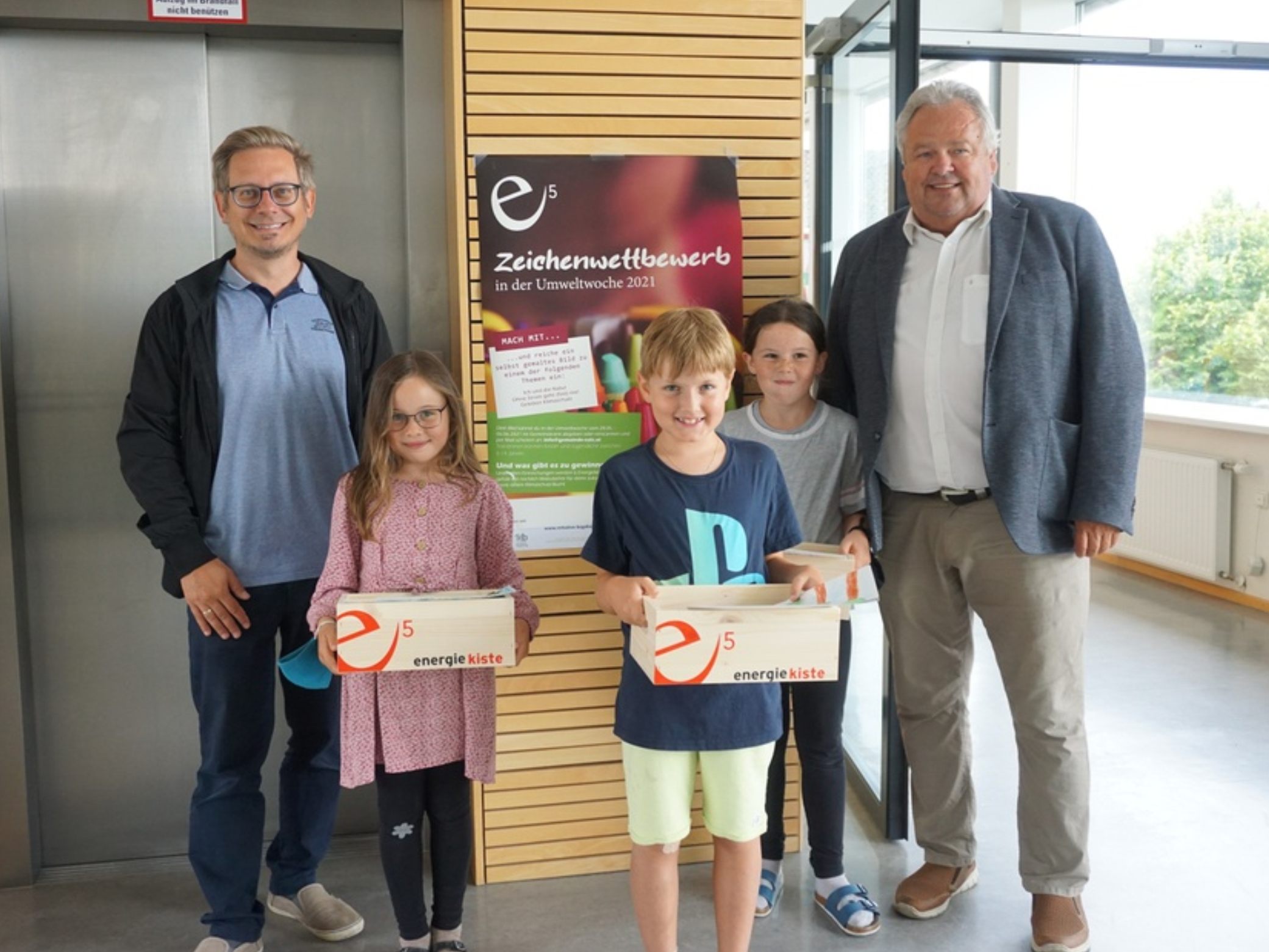 Bürgermeister Karl Wutschitz und Gemeinderat Michael Schnetzer bei der Übergabe der Preise