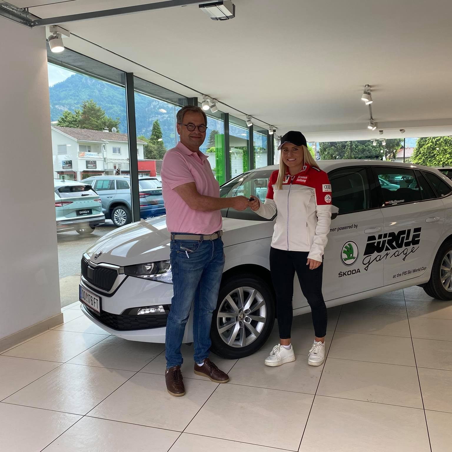 Vanessa Nussbaumer erhielt von der Bürgle Garage ein Auto überreicht.