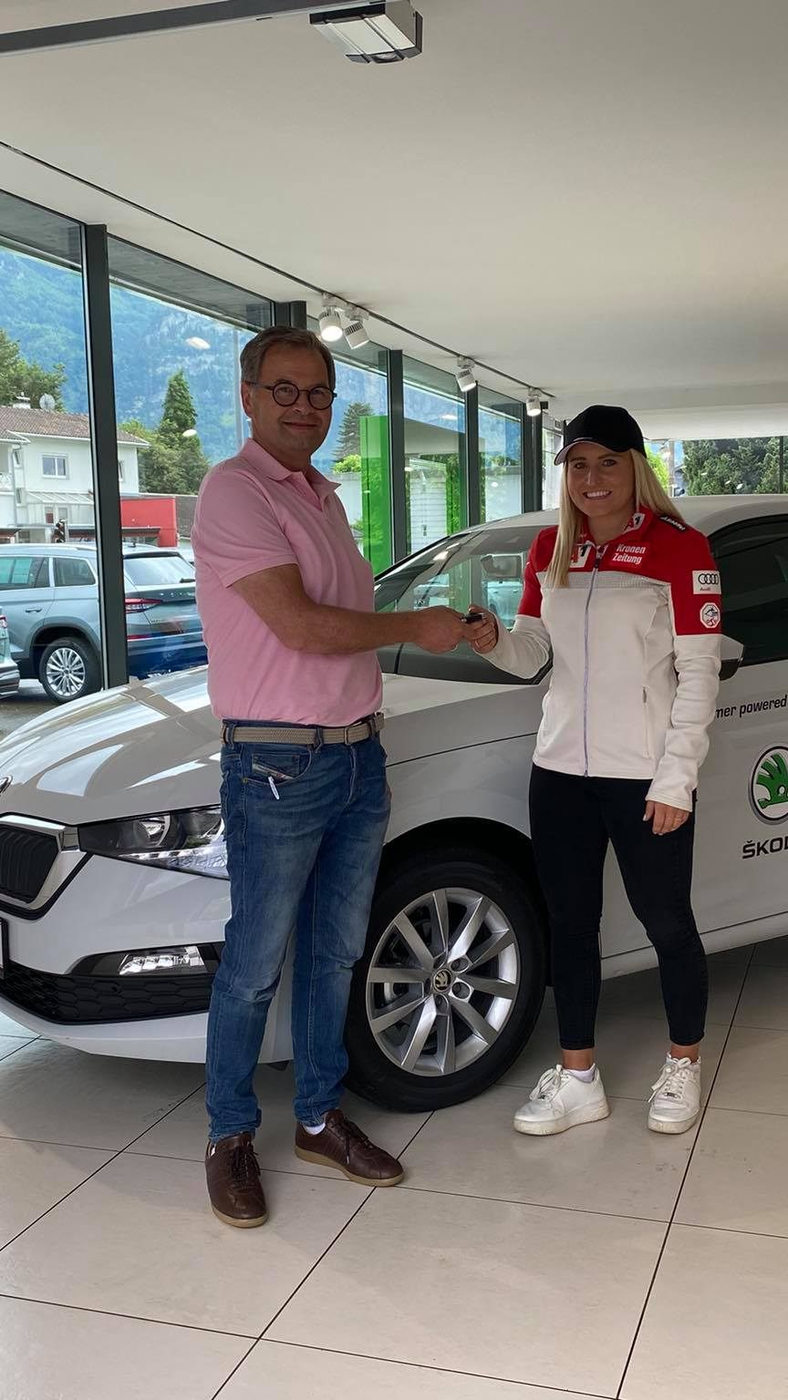 Vanessa Nussbaumer erhielt von der Bürgle Garage ein Auto überreicht.