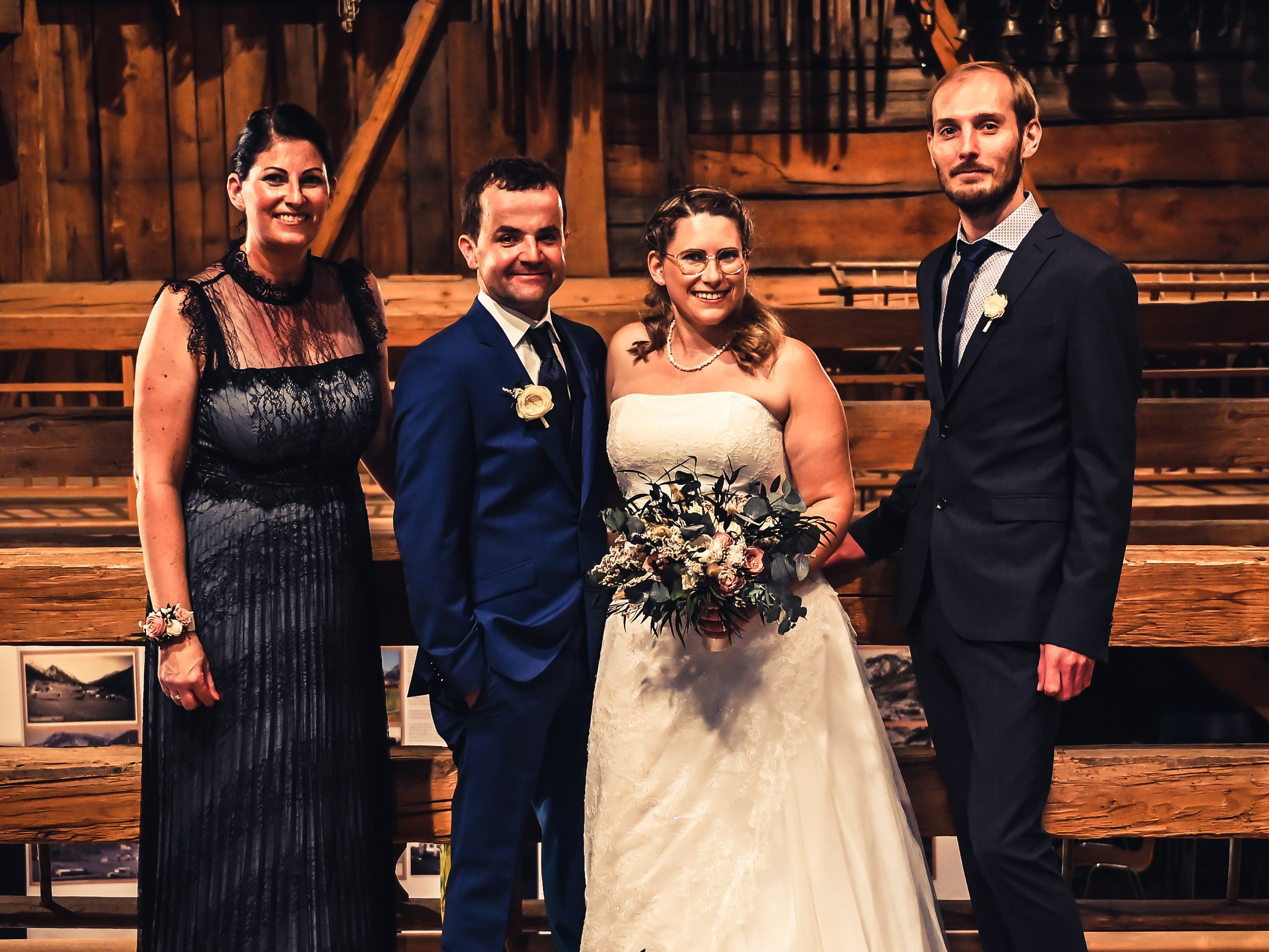 Das Hochzeitspaar mit seinen Trauzeugen