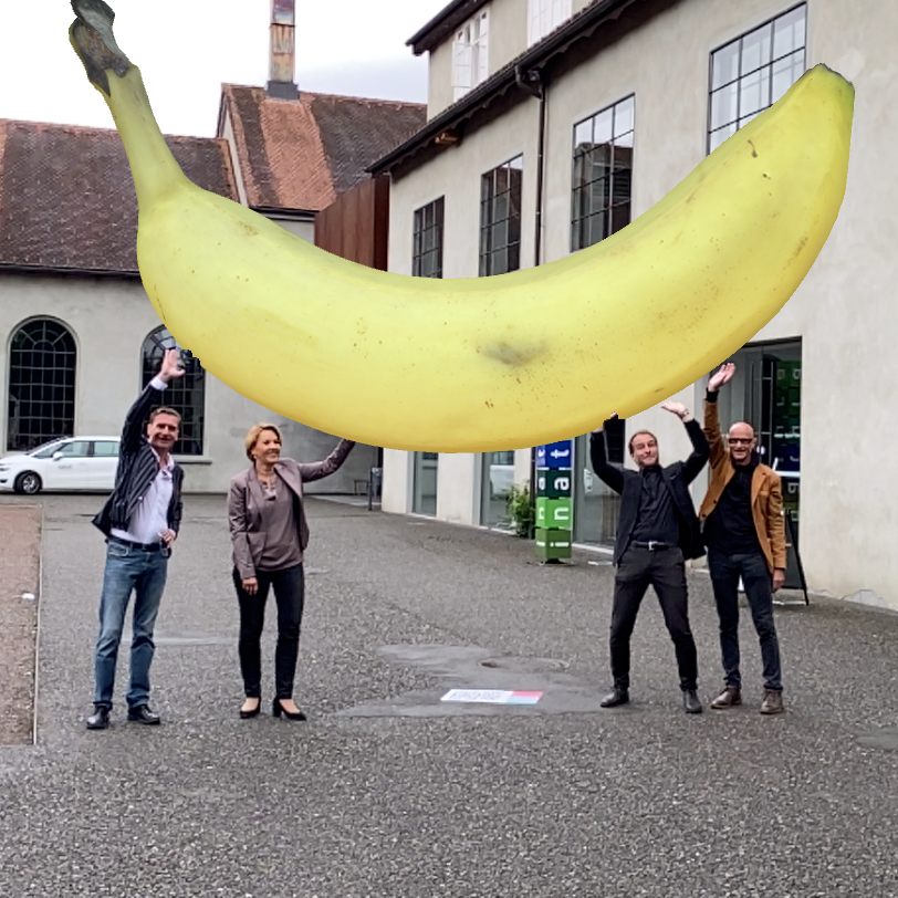 An 16 Standorten können sich Interessierte via App Skulpturen einblenden lassen. Im Bild: Jürgen Weishäupl, Bürgermeisterin Andrea Kaufmann, Kulturstadtrat Alexander Juen, Thomas Häusle.