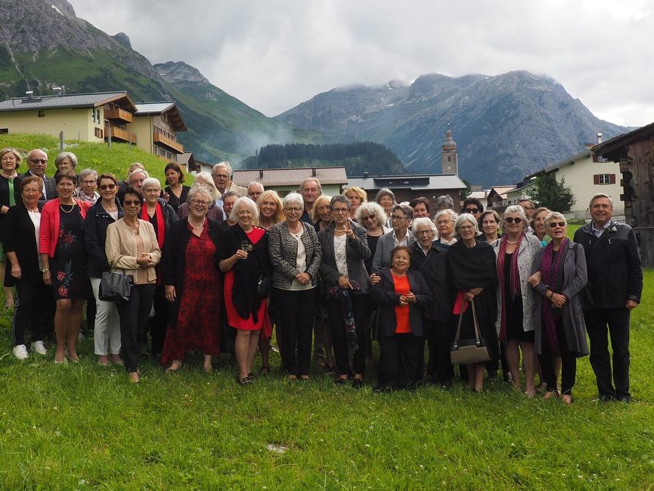 Die kunstbeflissene Senioren vor dem Omeshorn