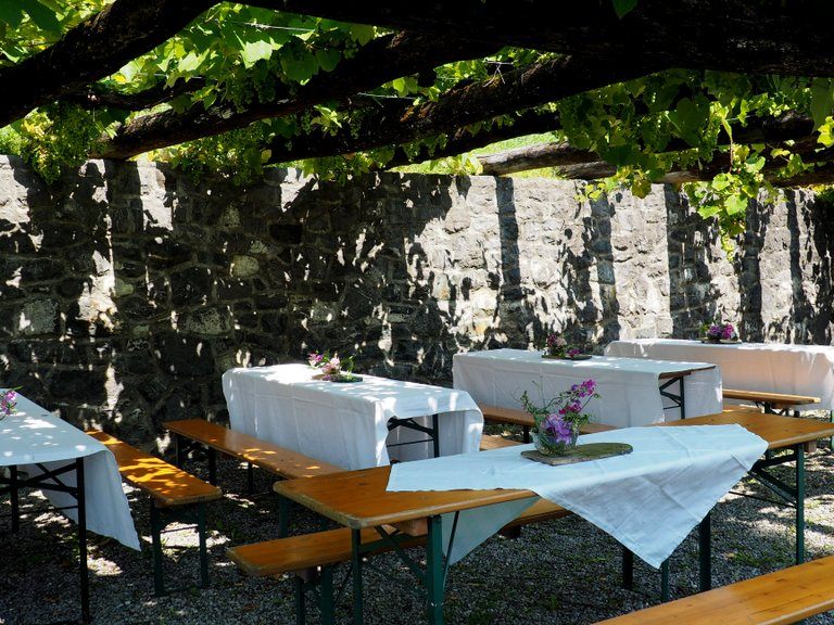 Die dekorierten Tische in der Pergola