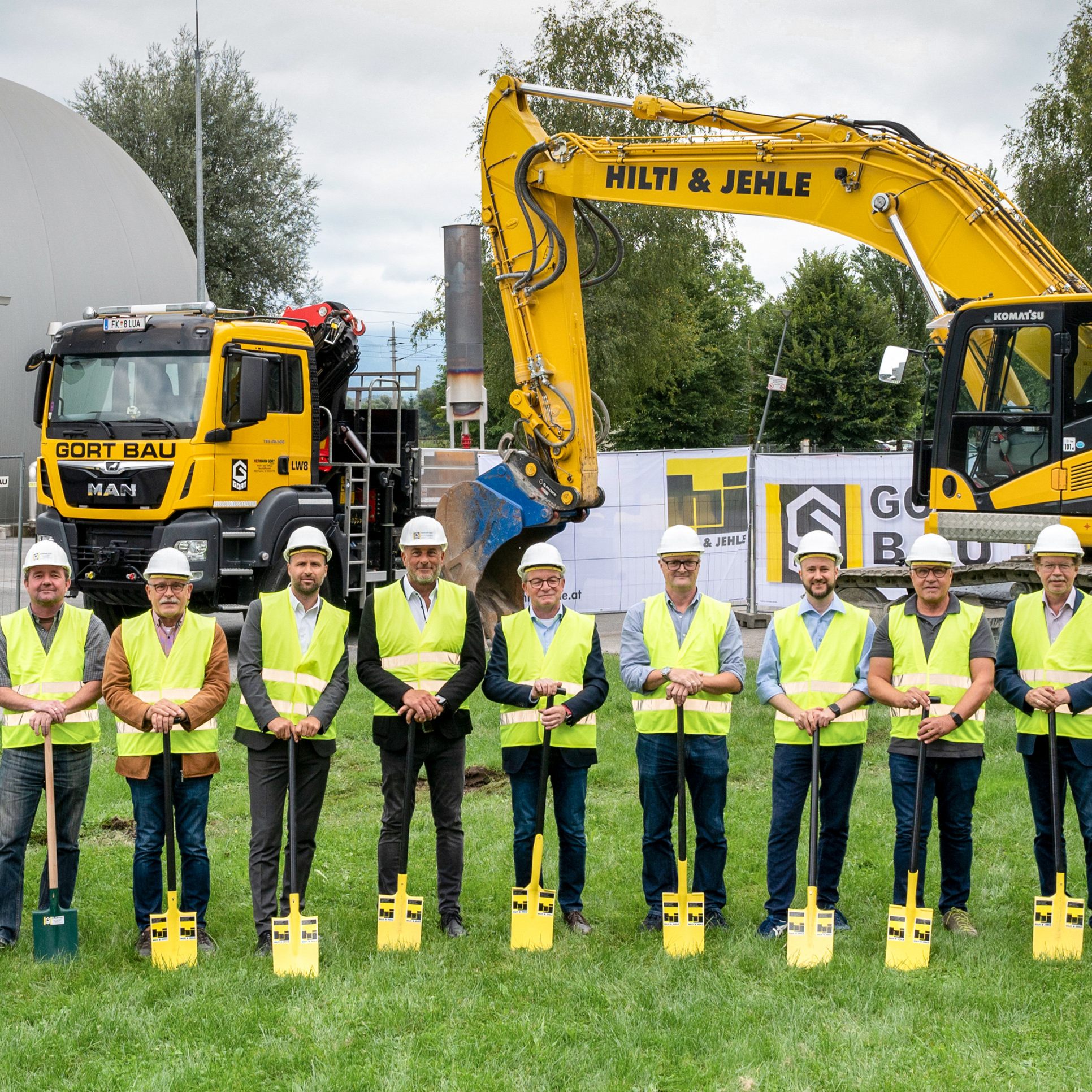 Feierlicher Spatenstich zum Baustart des neuen 11er Tiefkühllagers am Standort Frastanz/Nenzing.