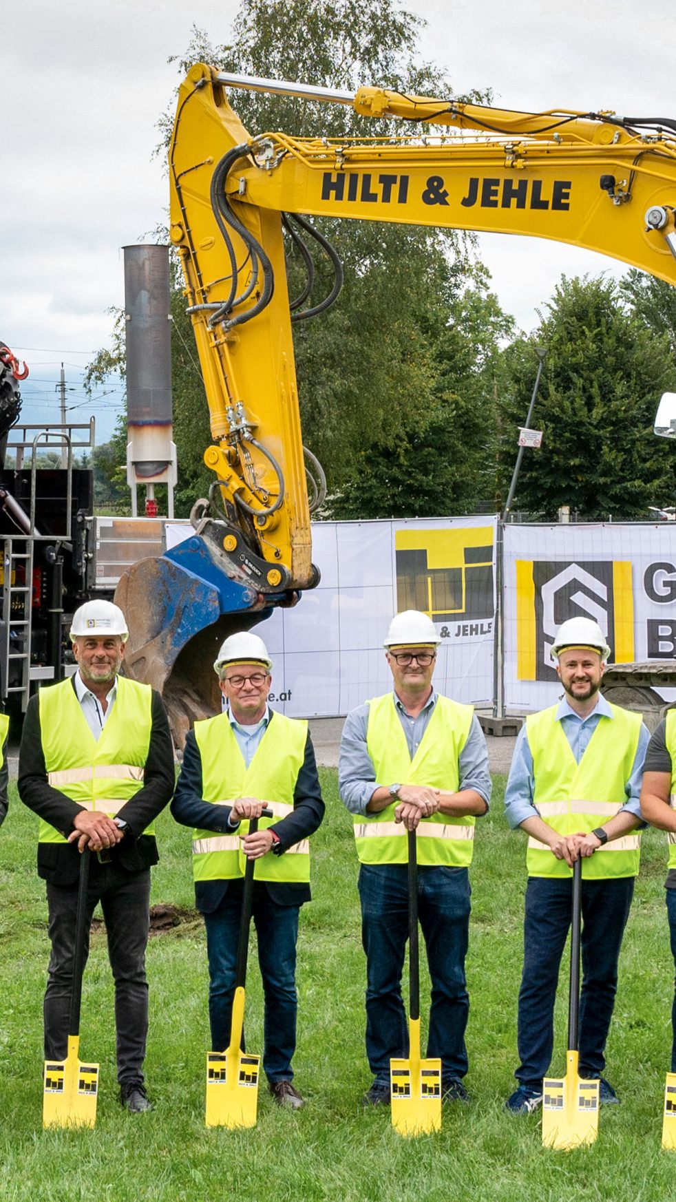 Feierlicher Spatenstich zum Baustart des neuen 11er Tiefkühllagers am Standort Frastanz/Nenzing.
