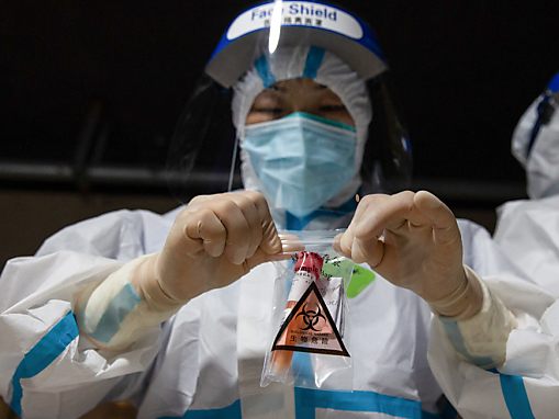 Mit strengen Maßnahmen Ausbreitung der Delta-Variante eindämmen Mit strengen Maßnahmen Ausbreitung der Delta-Variante eindämmen