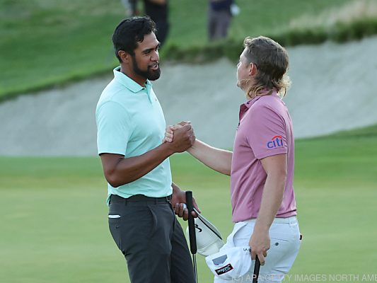 Smith (re.) gratuliert Finau zum Sieg in Jersey City