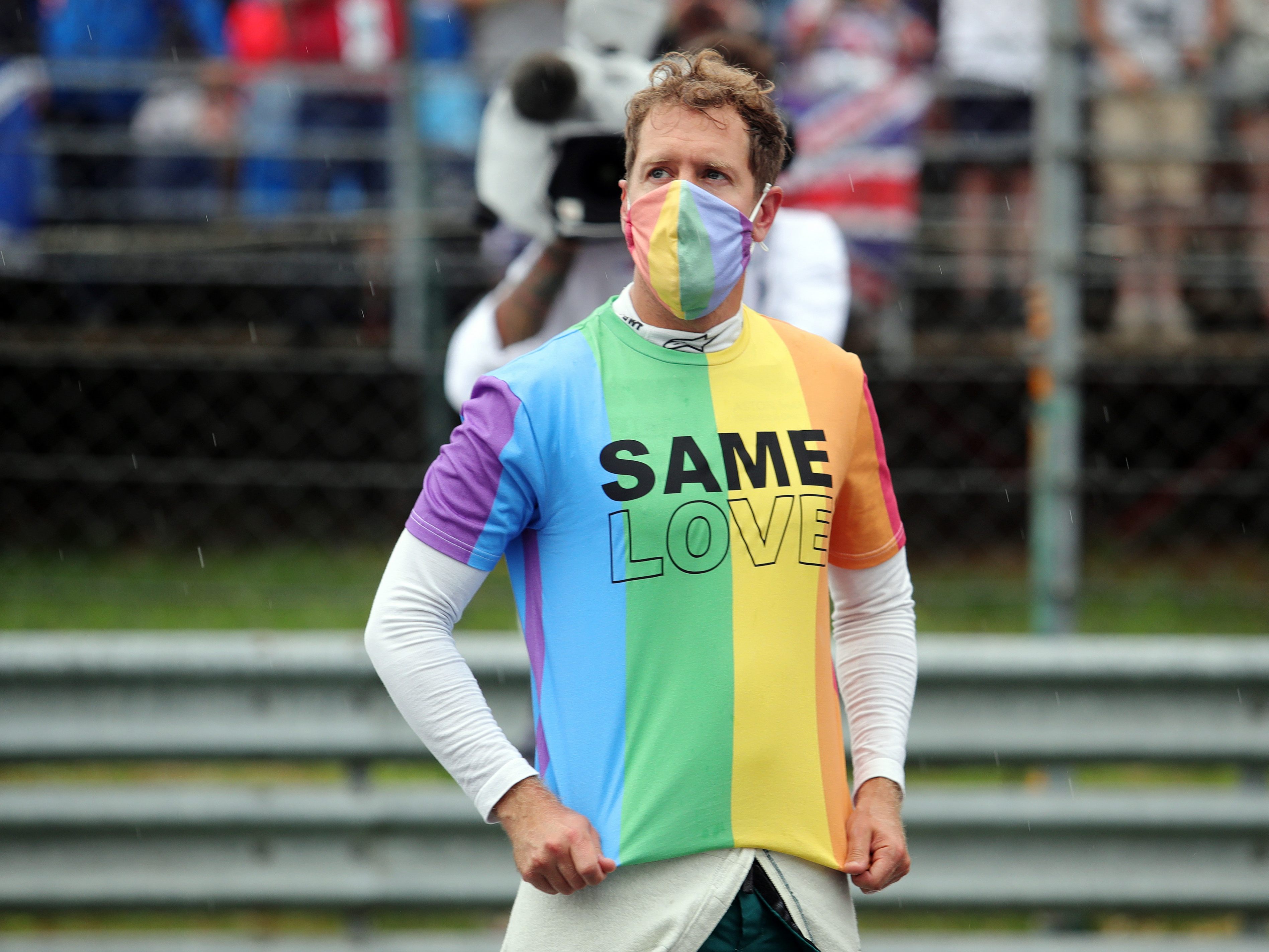 Sebastian Vettel trug während der ungarischen Hymne ein Regenbogen-Shirt als Protest gegen Ungarns Referendum gegen LGBT-Rechte Sebastian Vettel trug während der ungarischen Hymne ein Regenbogen-Shirt als Protest gegen Ungarns Referendum gegen LGBT-Rechte
