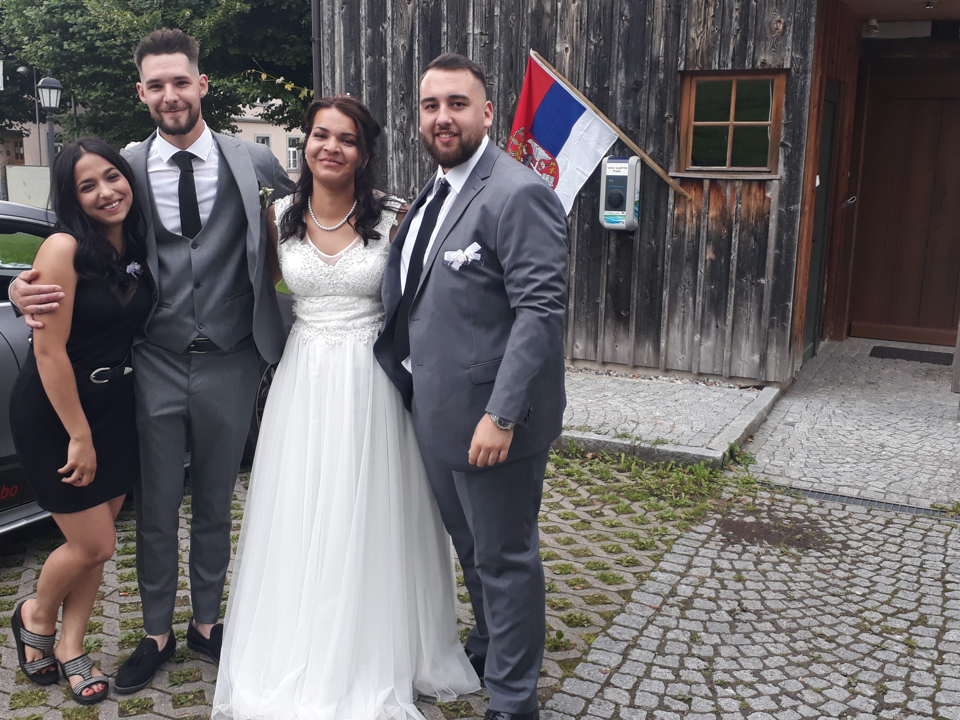 Silvija Marinkovic und Misa Gajic mit den Trauzeugen vorm Lochauer Schulhüsle Silvija Marinkovic und Misa Gajic mit den Trauzeugen vorm Lochauer Schulhüsle