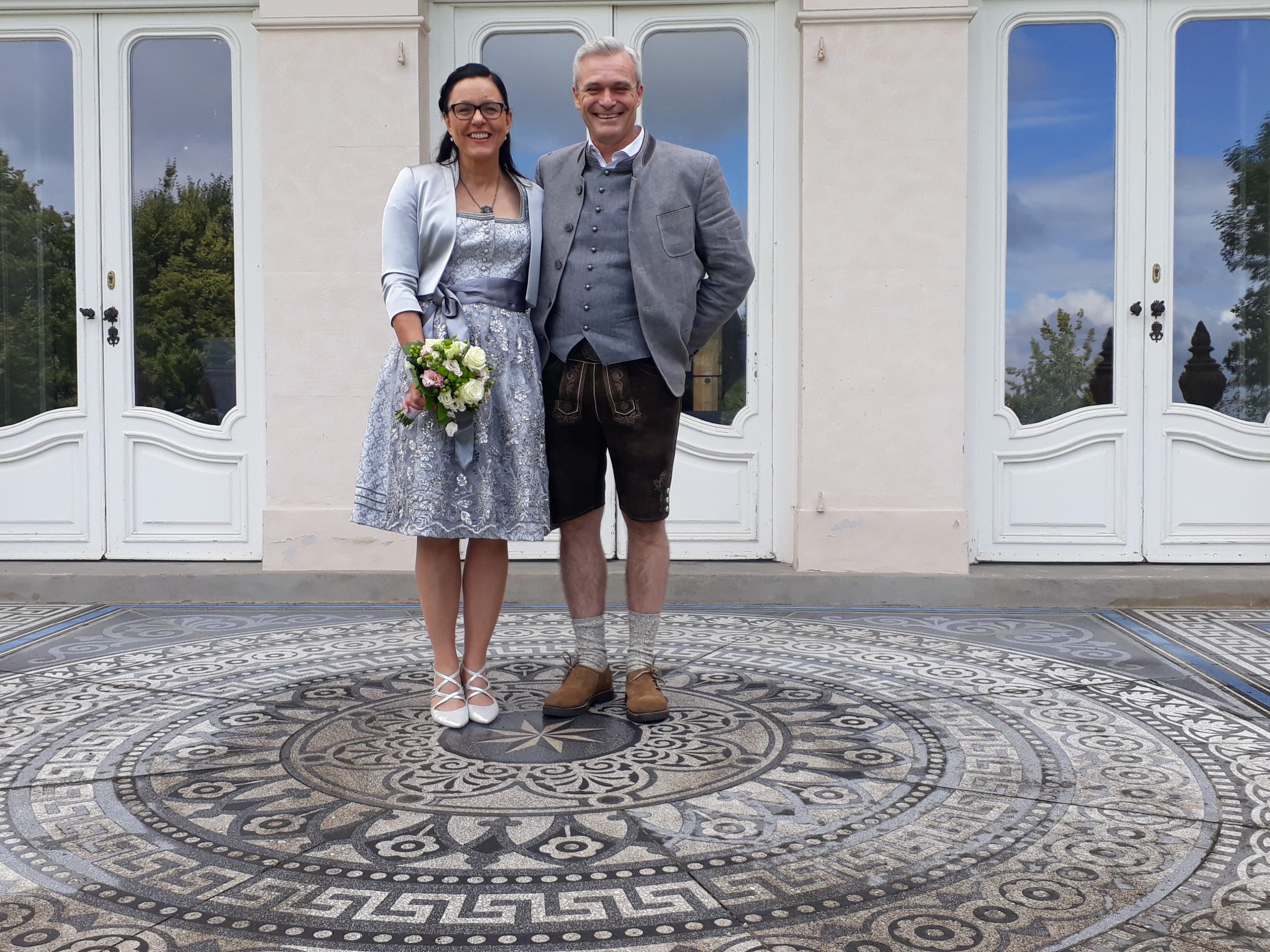 Die Glücklichen Marion und Klaus in ihrer schönen Hochzeitstracht auf der Terrasse bei der Villa Raczinskiyk Die Glücklichen Marion und Klaus in ihrer schönen Hochzeitstracht auf der Terrasse bei der Villa Raczinskiyk