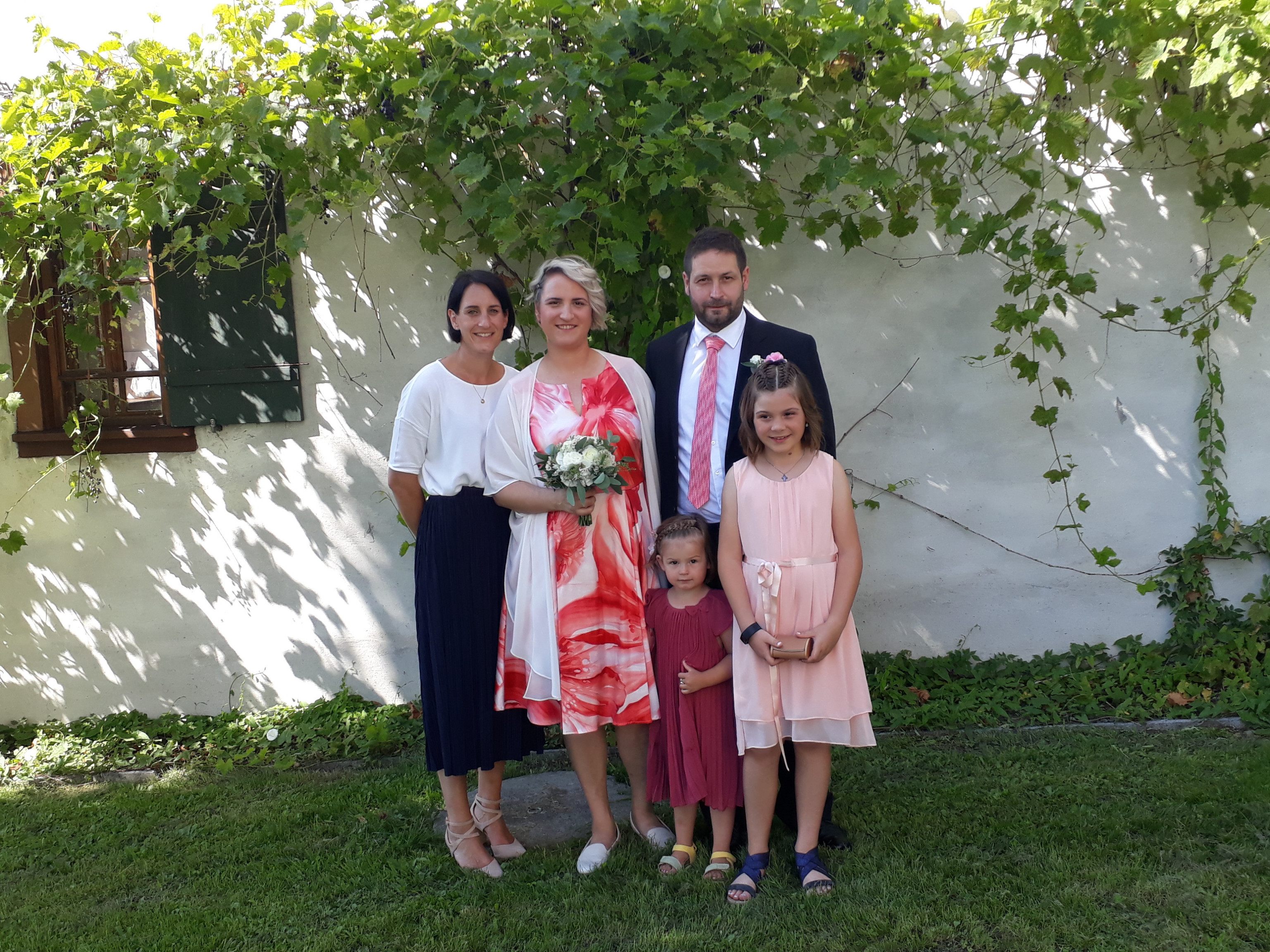Andrea und Markus Rädler mit ihren Töchtern Klara und Mia und der Trauzeugin Melanie Mathis vorm Schulhüsle Andrea und Markus Rädler mit ihren Töchtern Klara und Mia und der Trauzeugin Melanie Mathis vorm Schulhüsle