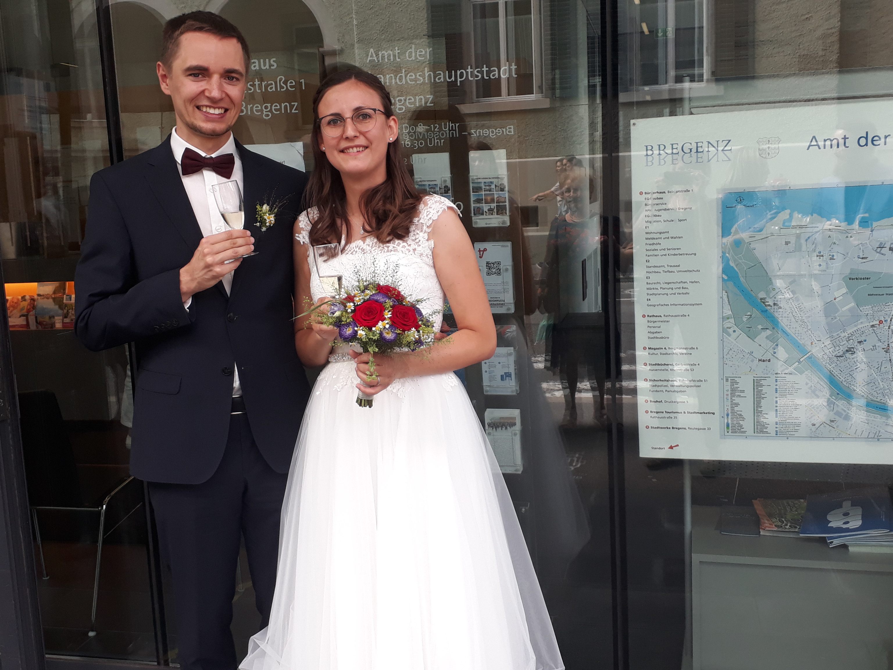 Mark und Sonja Podolecki nach der Trauung vorm Bürgerhaus Mark und Sonja Podolecki nach der Trauung vorm Bürgerhaus