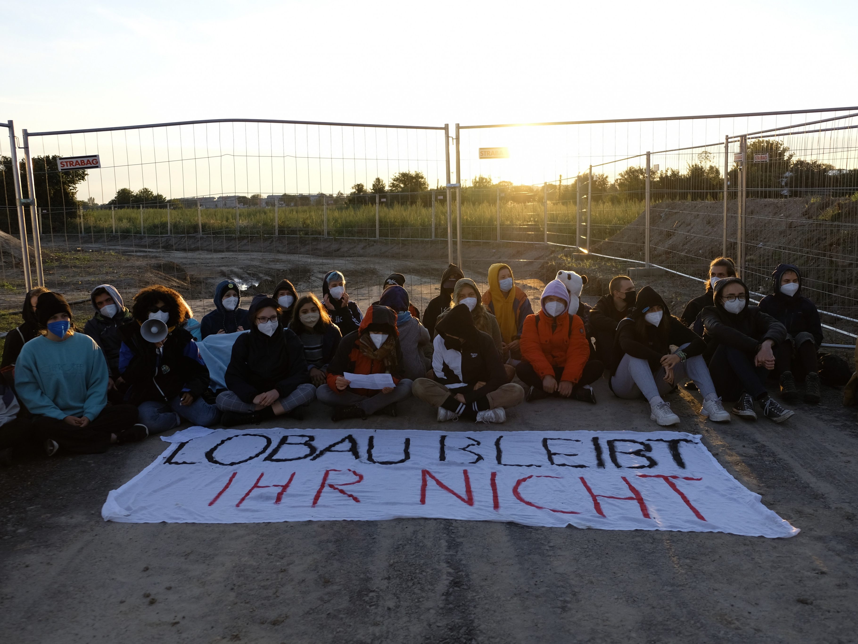 Blockade in Wien-Donaustadt: Rund 100 Klimaschützer seit 6.00 Uhr in Hirschstetten.