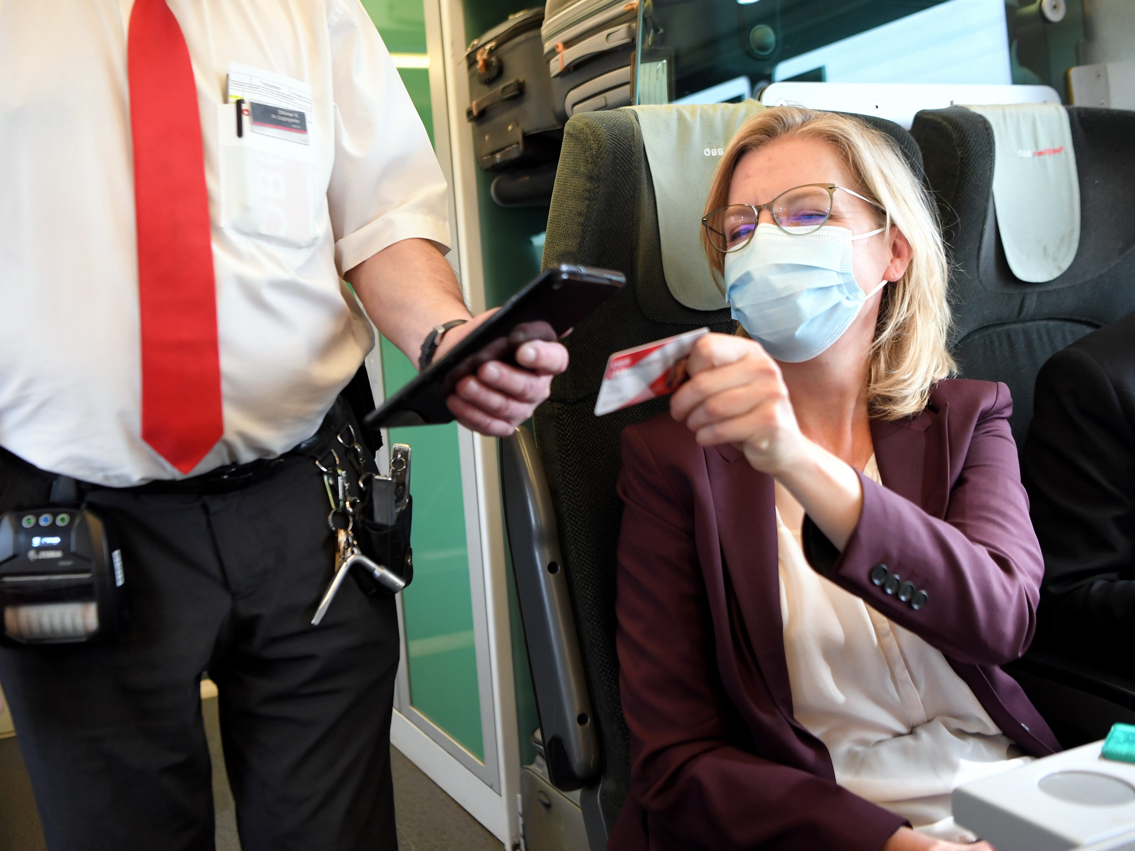 Leonore Gewessler wird über das 1-2-3-Ticket informieren.