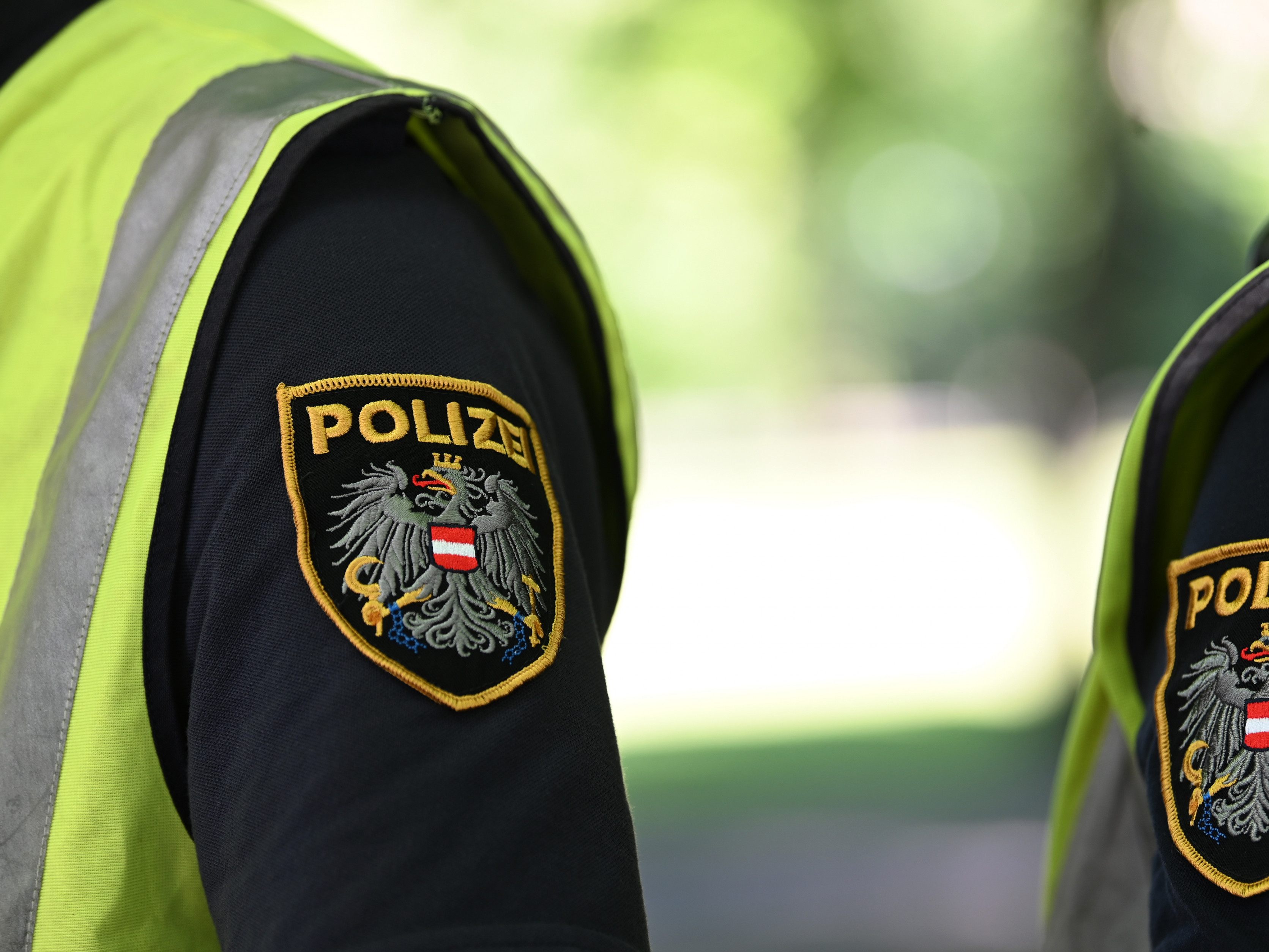 Die Polizei nahm die 19-Jährige vorläufig fest. Die Polizei nahm die 19-Jährige vorläufig fest.
