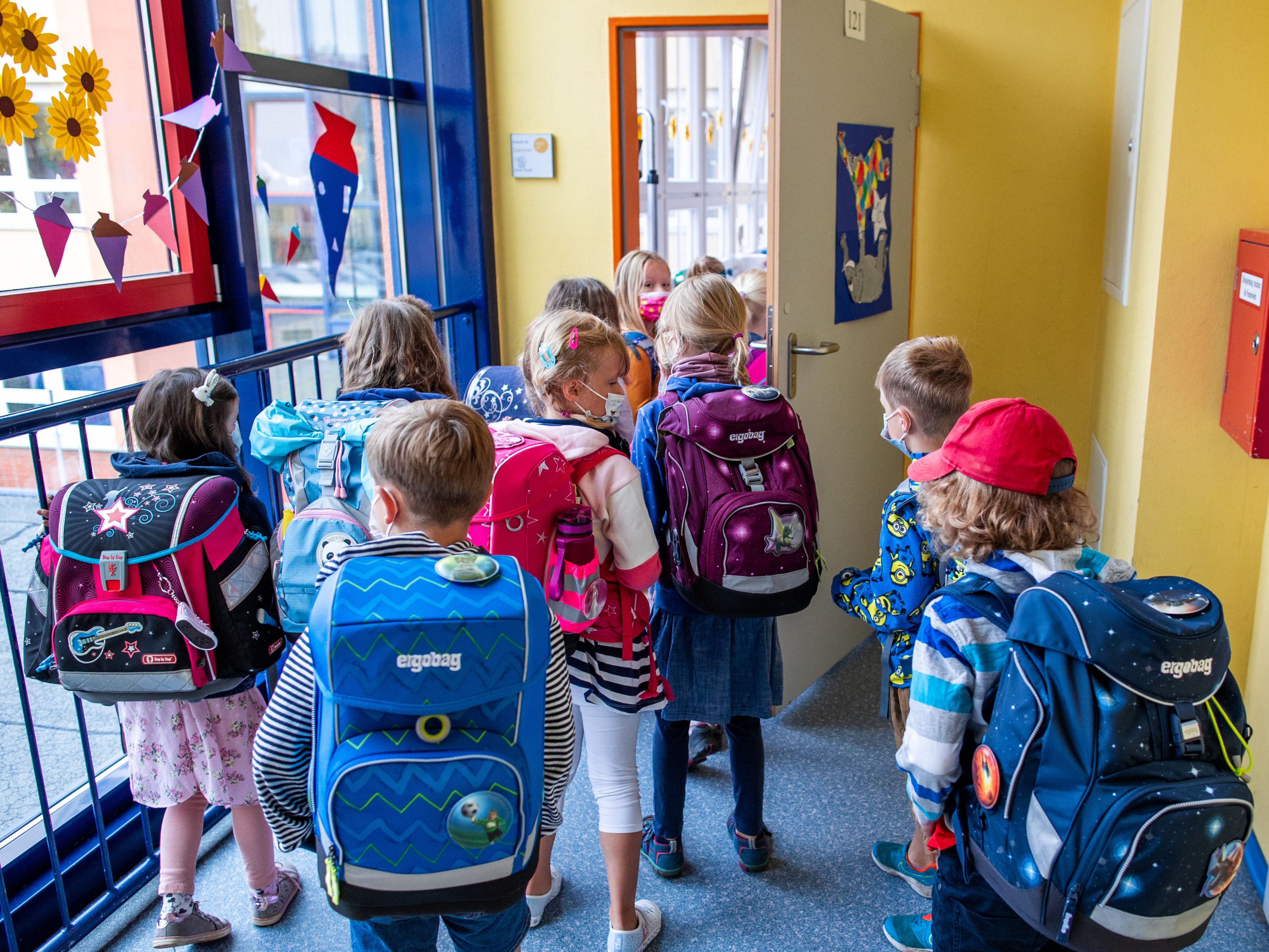 Zumindest in den ersten beiden Wochen des neuen Schuljahrs wird mehrmals wöchentlich getestet. Zumindest in den ersten beiden Wochen des neuen Schuljahrs wird mehrmals wöchentlich getestet.