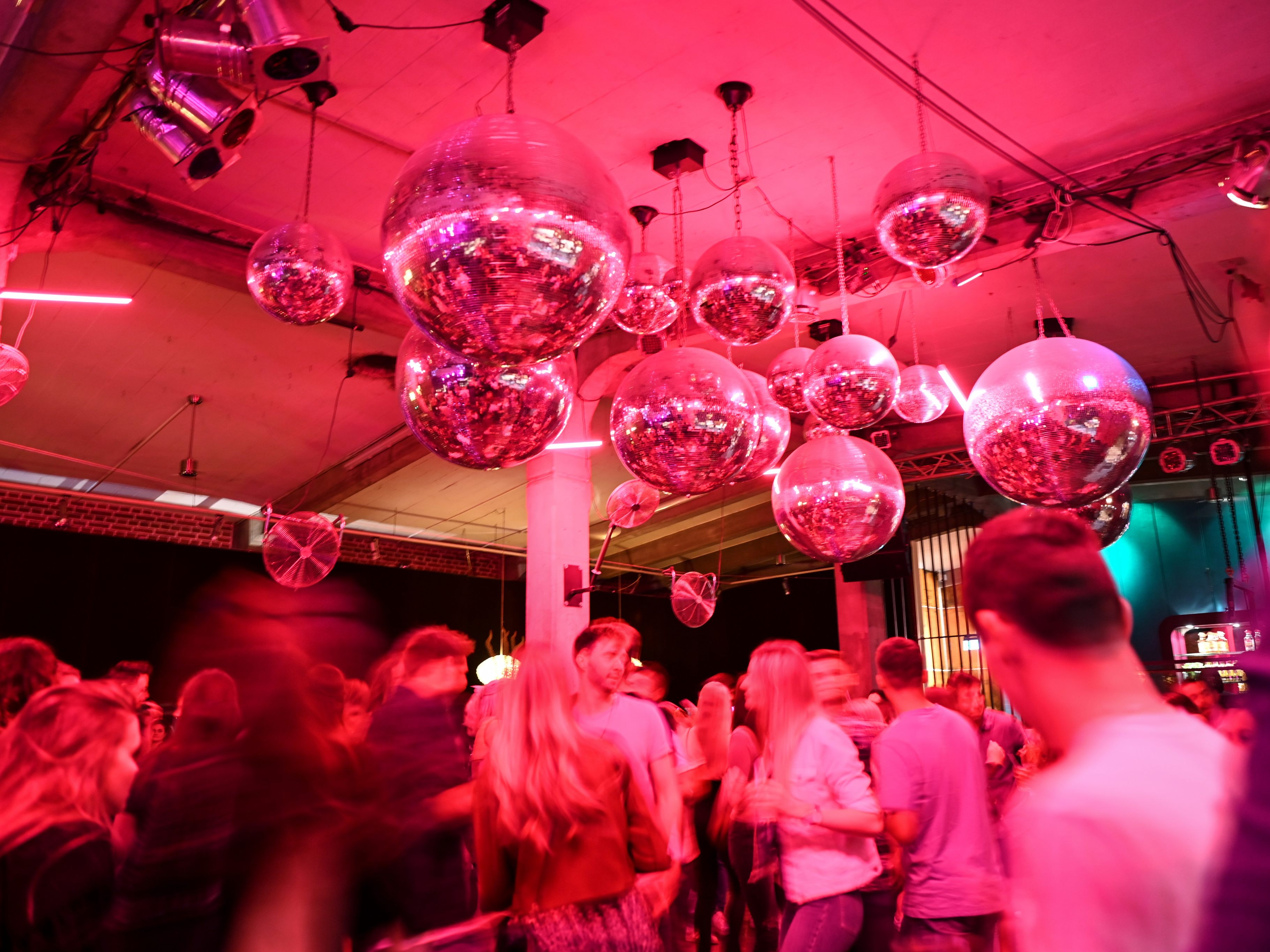 Tshcechien lockert Corona-Regeln - Tanzen in Clubs wieder erlaubt.