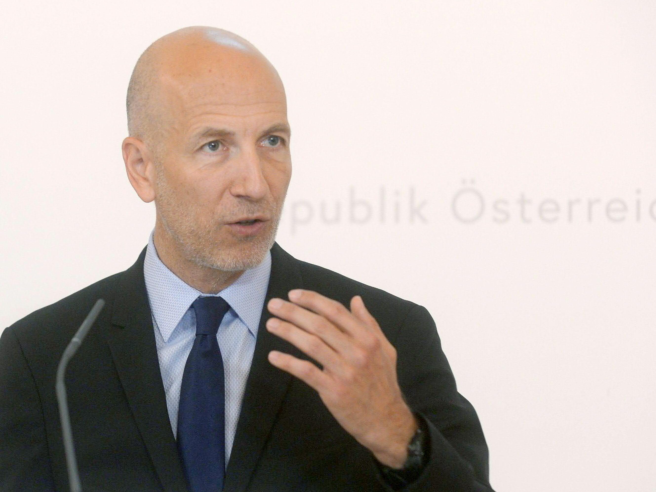 Arbeitsminister Martin Kocher hat in die Zukunft geschaut. Arbeitsminister Martin Kocher hat in die Zukunft geschaut.