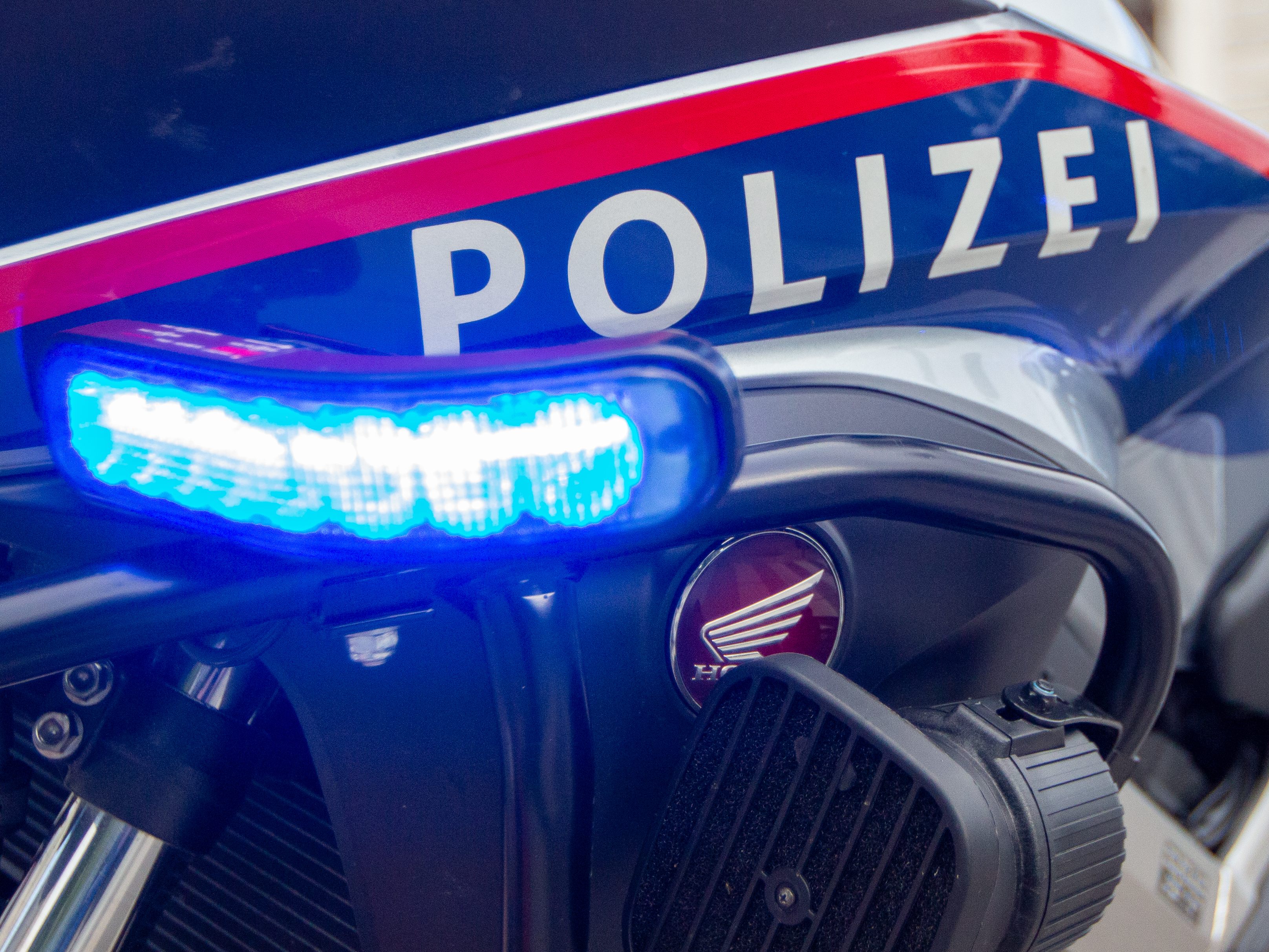 Die Polizei führte bis zum Eintreffen der Rettung Erste-Hilfe-Maßnahmen durch.