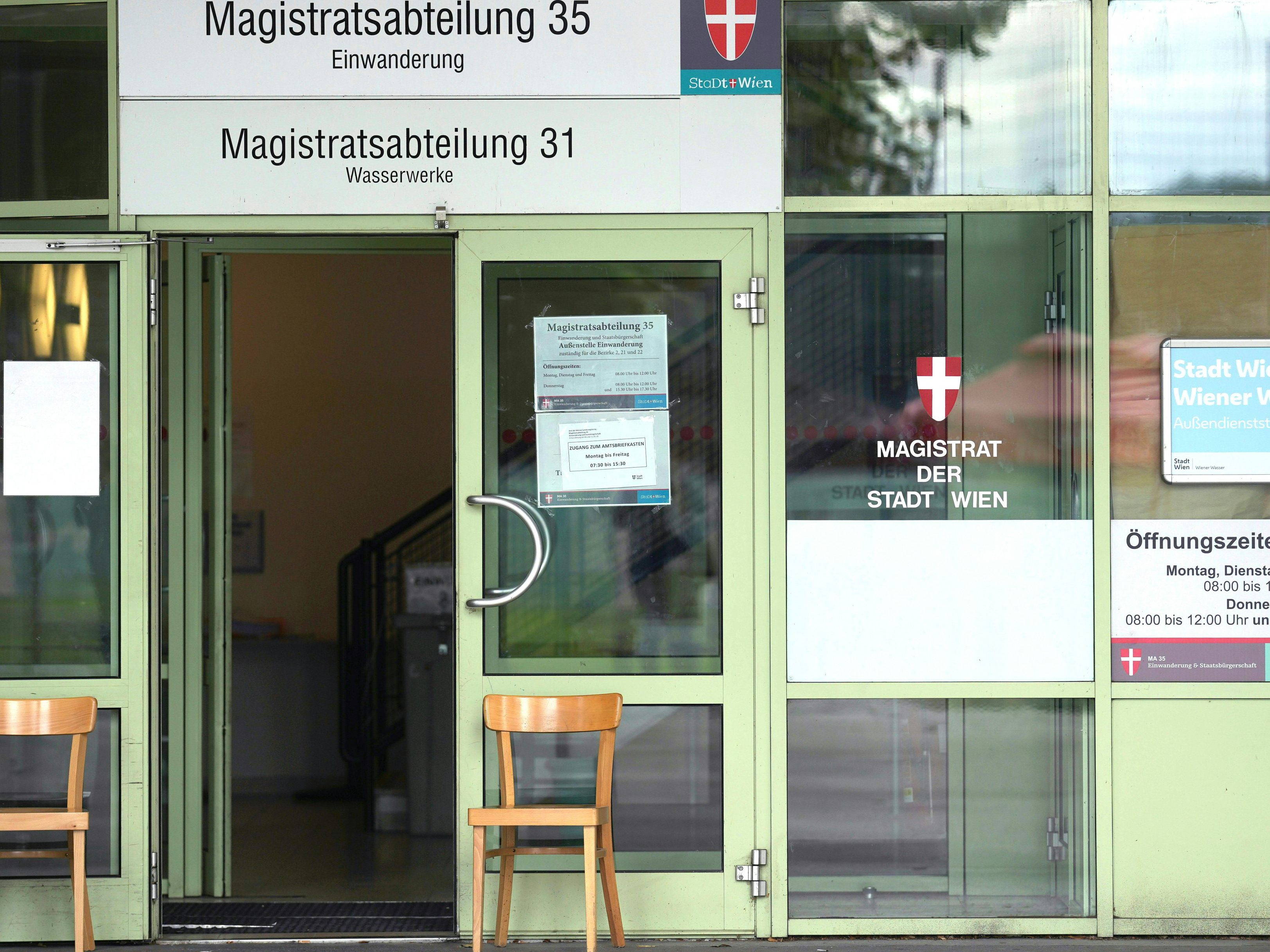 Der Erhalt der österreichischen Staatsbürgerschaft ist mittels sogenannter Anzeige möglich. Der Erhalt der österreichischen Staatsbürgerschaft ist mittels sogenannter Anzeige möglich.