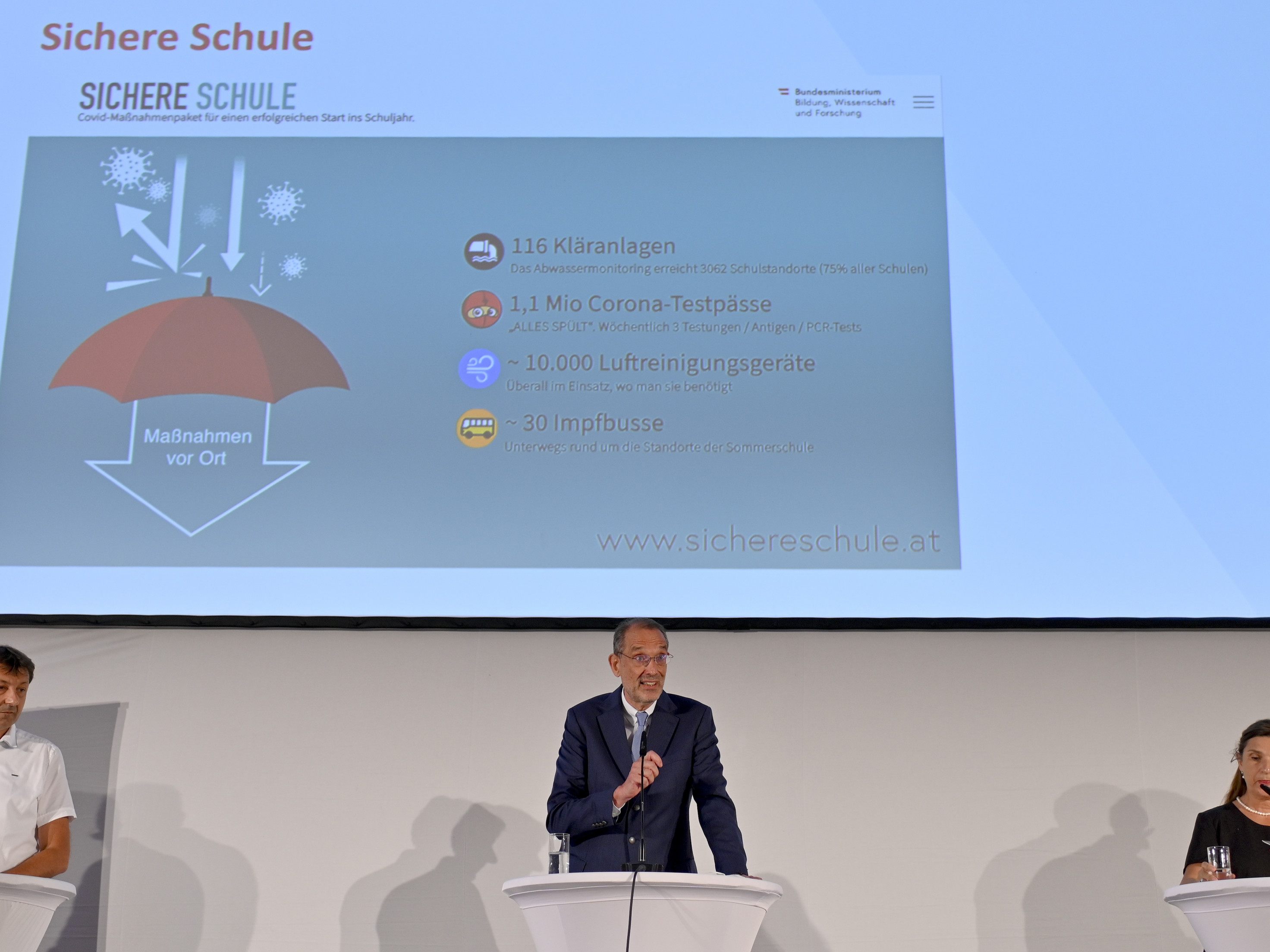Bildungsminister Heinz Faßmann (M/ÖVP), Mikrobiologe Norbert Kreuzinger (L/TU Wien) und Virologin Dorothee von Laer (Universität Innsbruck) am Mittwoch beim Pressetermin "Schulstart 2021/22" in Wien Bildungsminister Heinz Faßmann (M/ÖVP), Mikrobiologe Norbert Kreuzinger (L/TU Wien) und Virologin Dorothee von Laer (Universität Innsbruck) am Mittwoch beim Pressetermin "Schulstart 2021/22" in Wien
