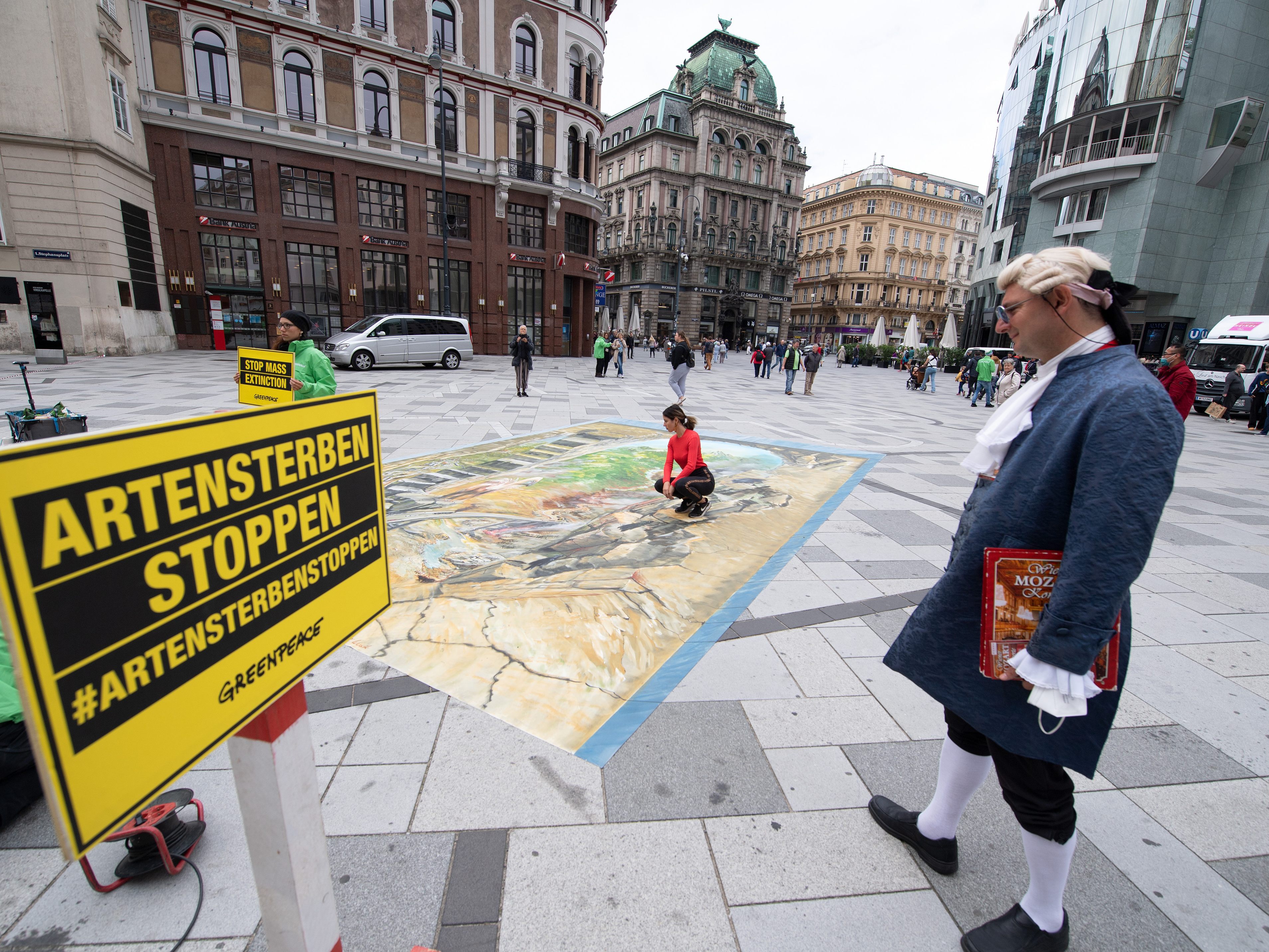 Bei der Aktion der Umweltorganisation Greenpeace mit dem Titel "Artensterben stoppen" mit einem interaktiven 3D-Straßenbild am Wiener Stephansplatz