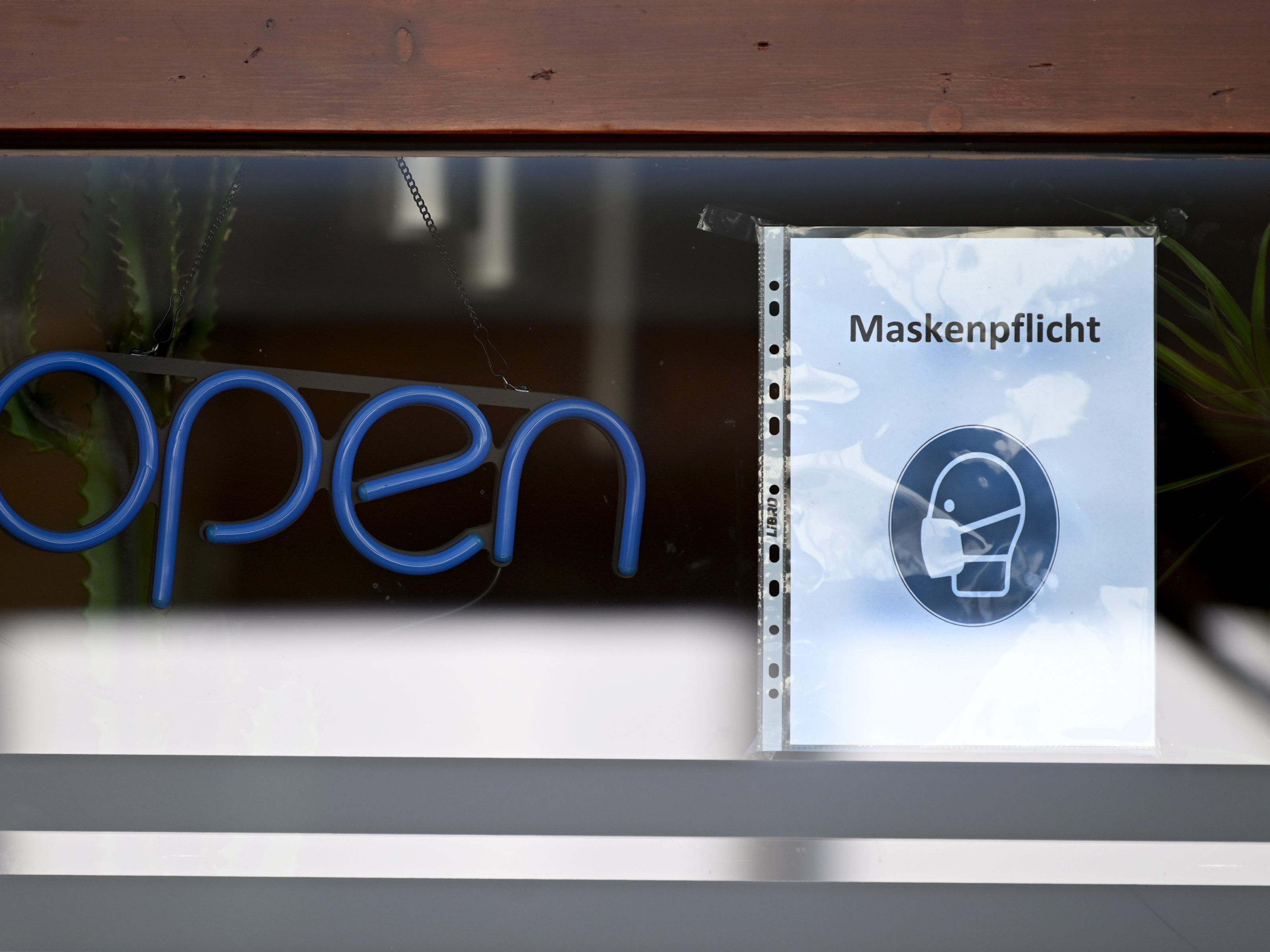 Mückstein: Maskenpflicht könnte ausgeweitet werden.