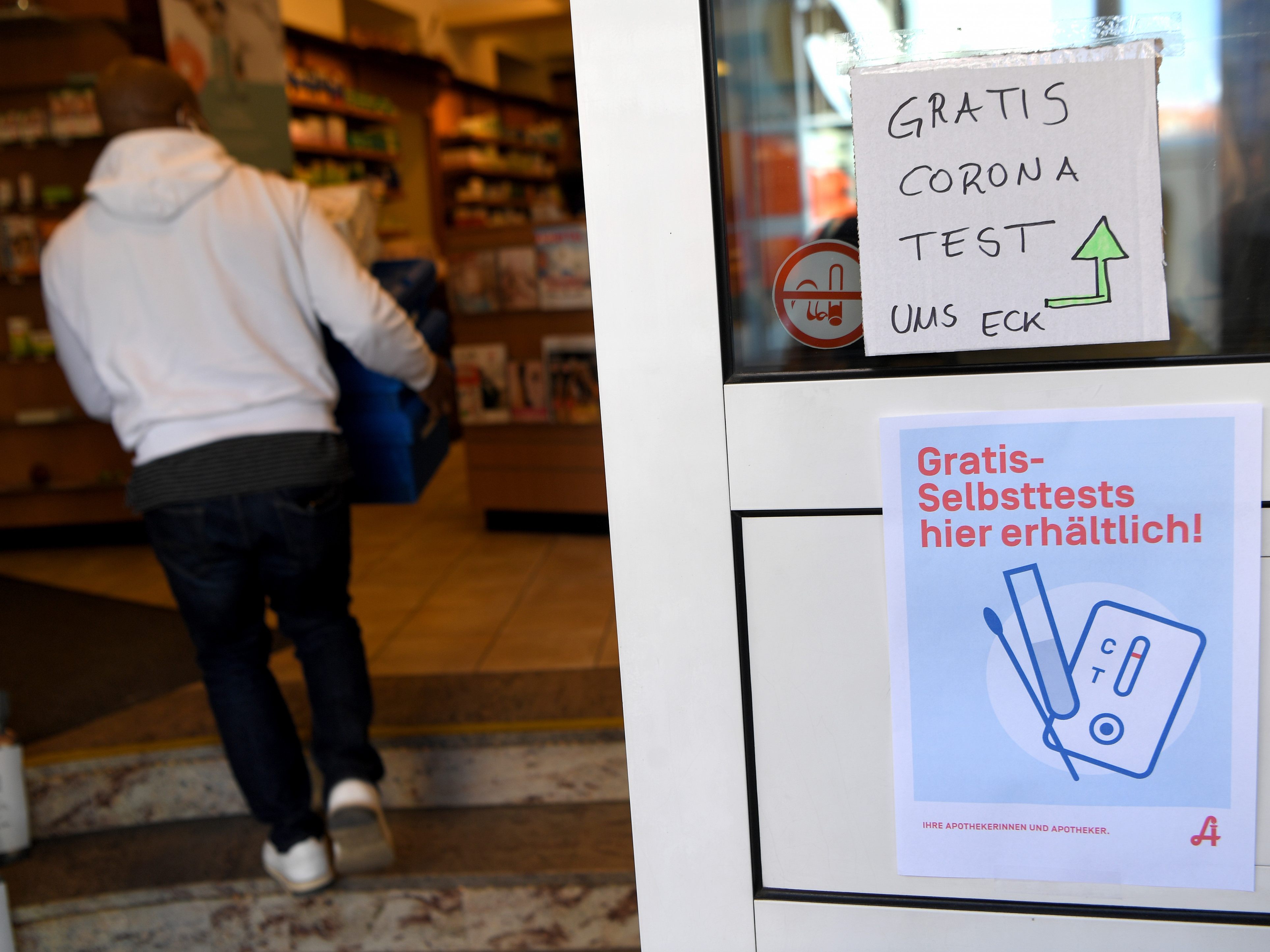 Schon mehr als 800 Apotheken bieten kostenlose PCR-Tests an.