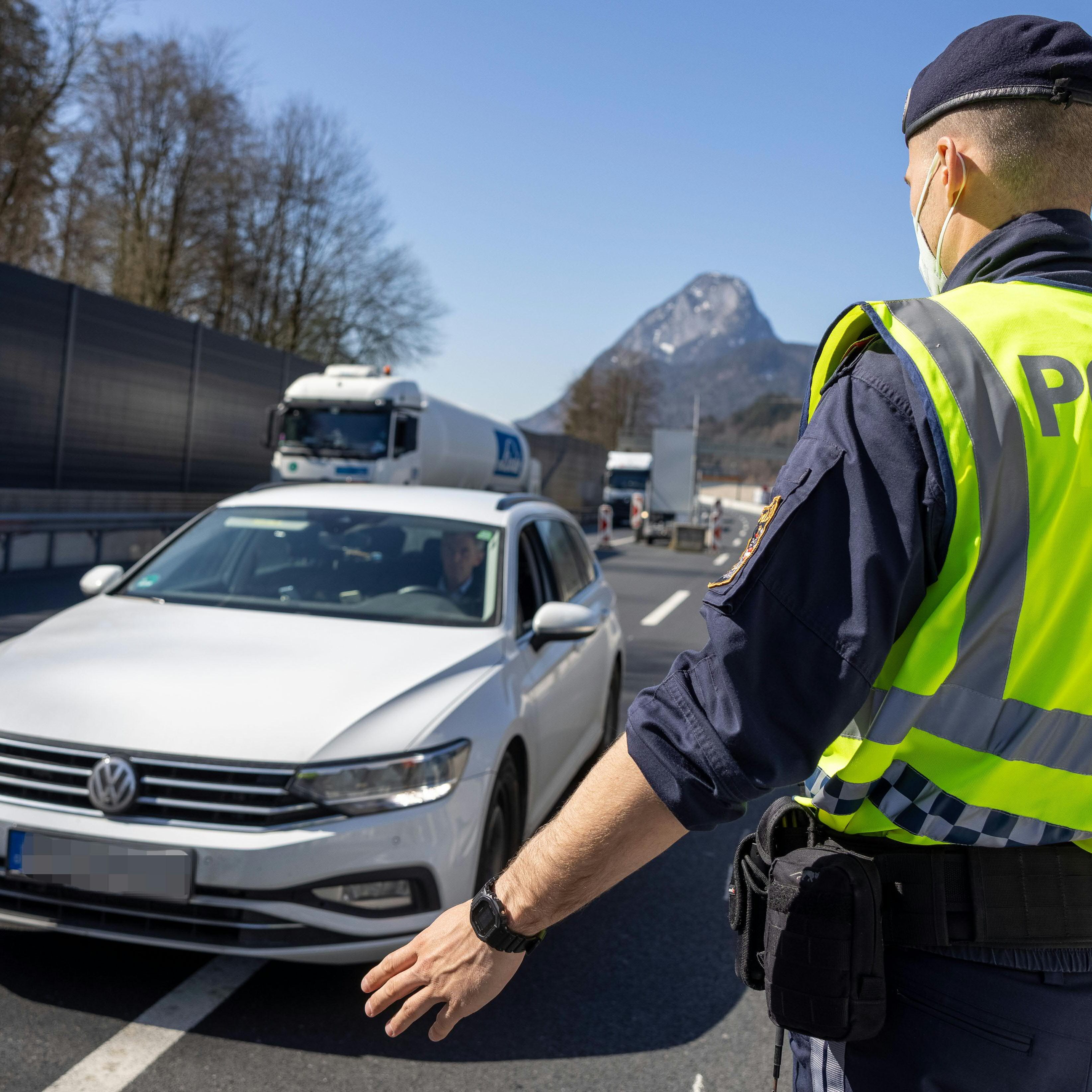 Mit den Maßnahmen orientiere sich das Land am Hochinzidenzerlass des Bundes, der für Gebiete ab einer Inzidenz von 300 weitere Maßnahmen zur Bekämpfung des Coronavirus vorsieht, hieß es.