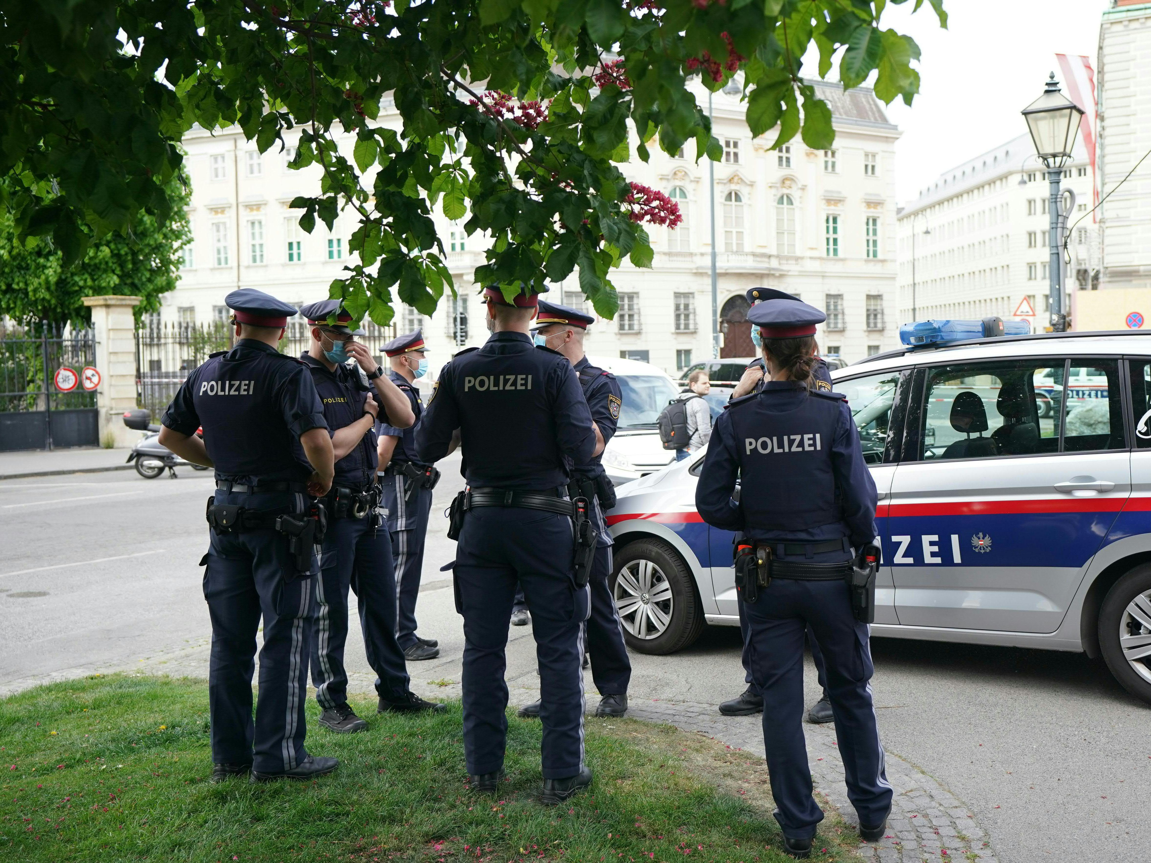 Die Beamten sprachen ein Betretungs- und Annäherungsverbot aus. Die Beamten sprachen ein Betretungs- und Annäherungsverbot aus.