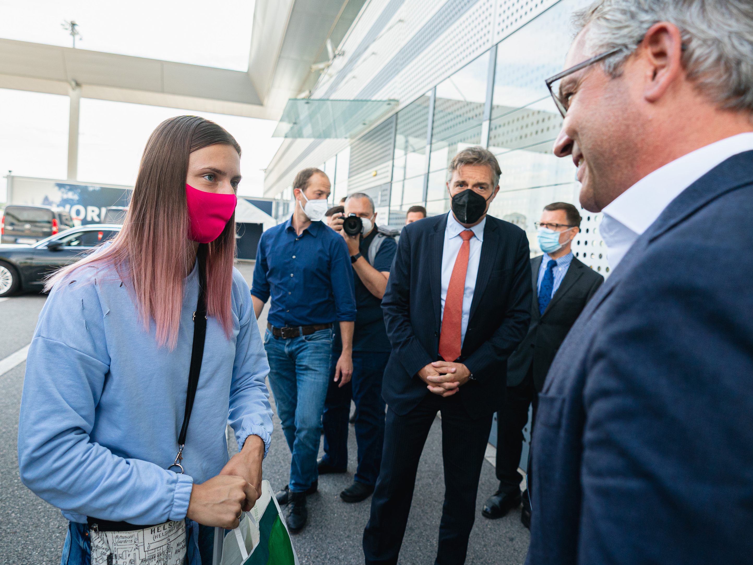 Die belarussische Athletin Kristina Timanowskaja sowie Magnus Brunner (ÖVP) am Flughafen Wien-Schwechat .