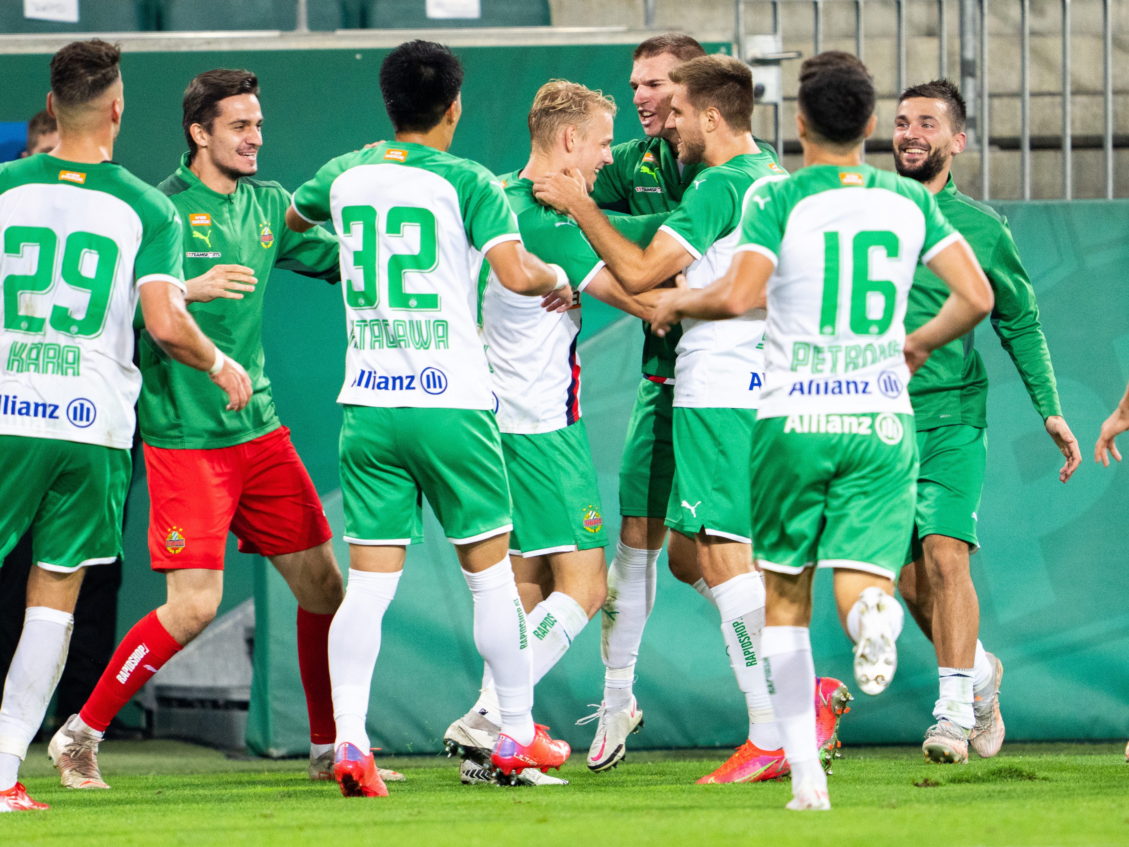 Rapid Wien schafft den Aufstieg in die EL-Gruppenphase.