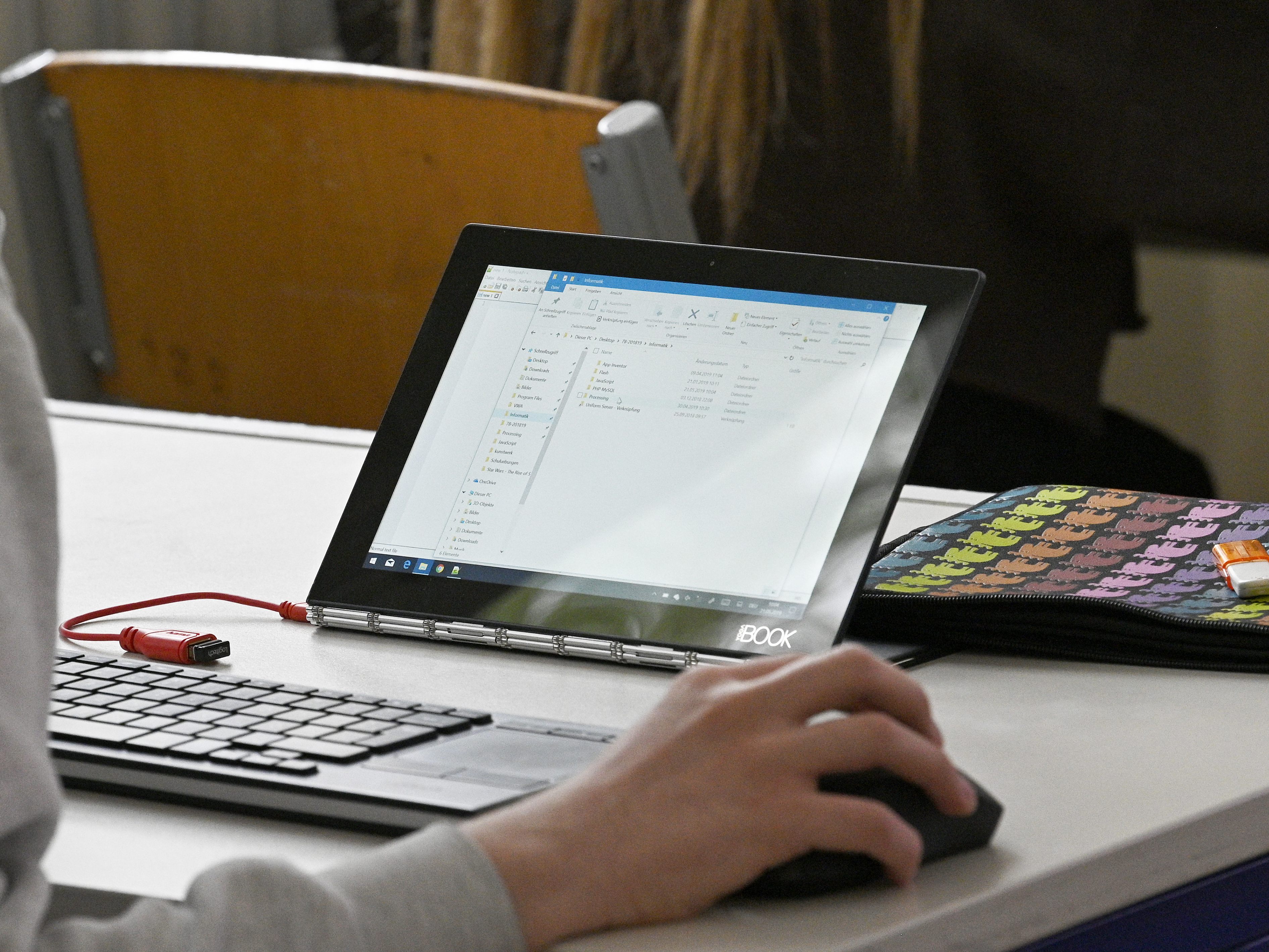 Zahlreiche Schüler bekommen billige Laptops.