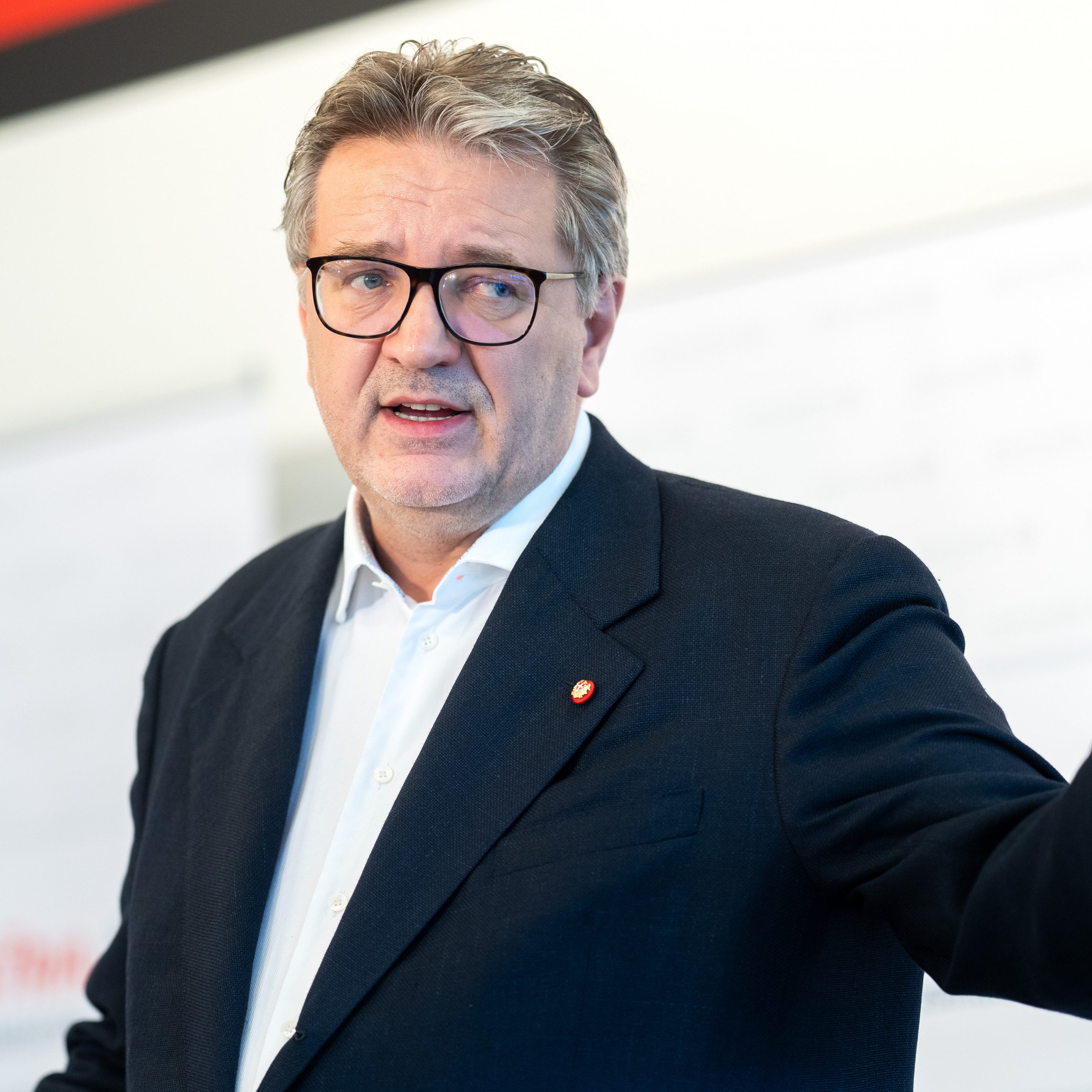 Peter Hacker fordert Maßnahmen für Ungeimpfte.