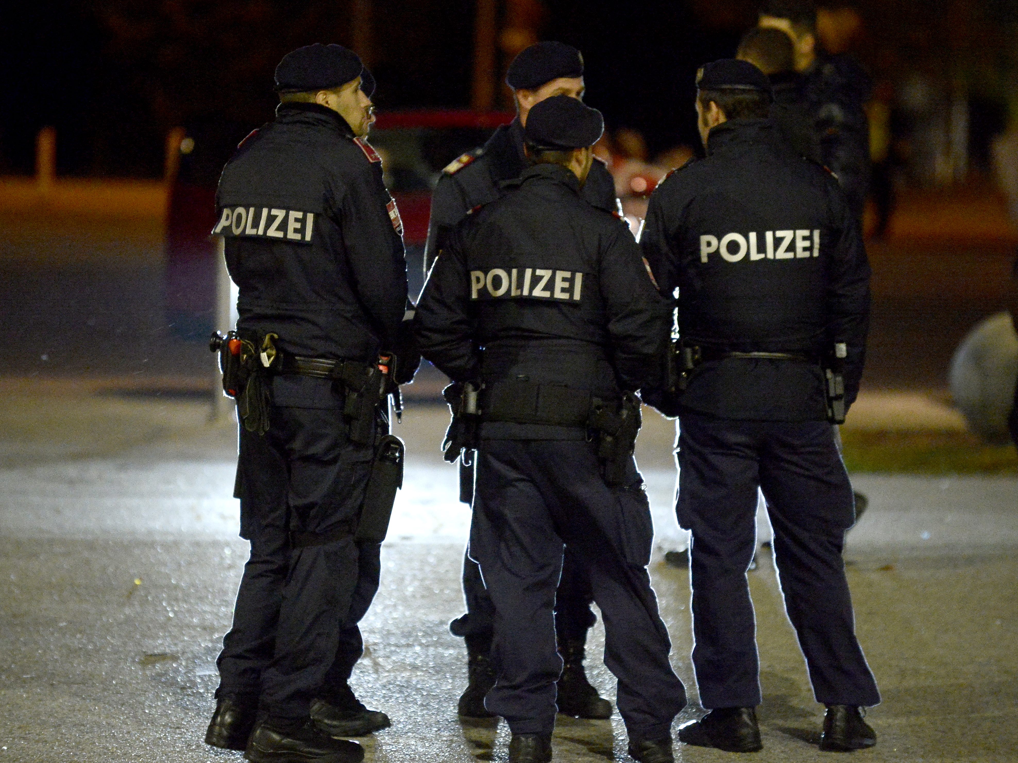 Ein Mann ohne Hose schlug in der Wiener Innenstadt auf Polizisten ein. Ein Mann ohne Hose schlug in der Wiener Innenstadt auf Polizisten ein.
