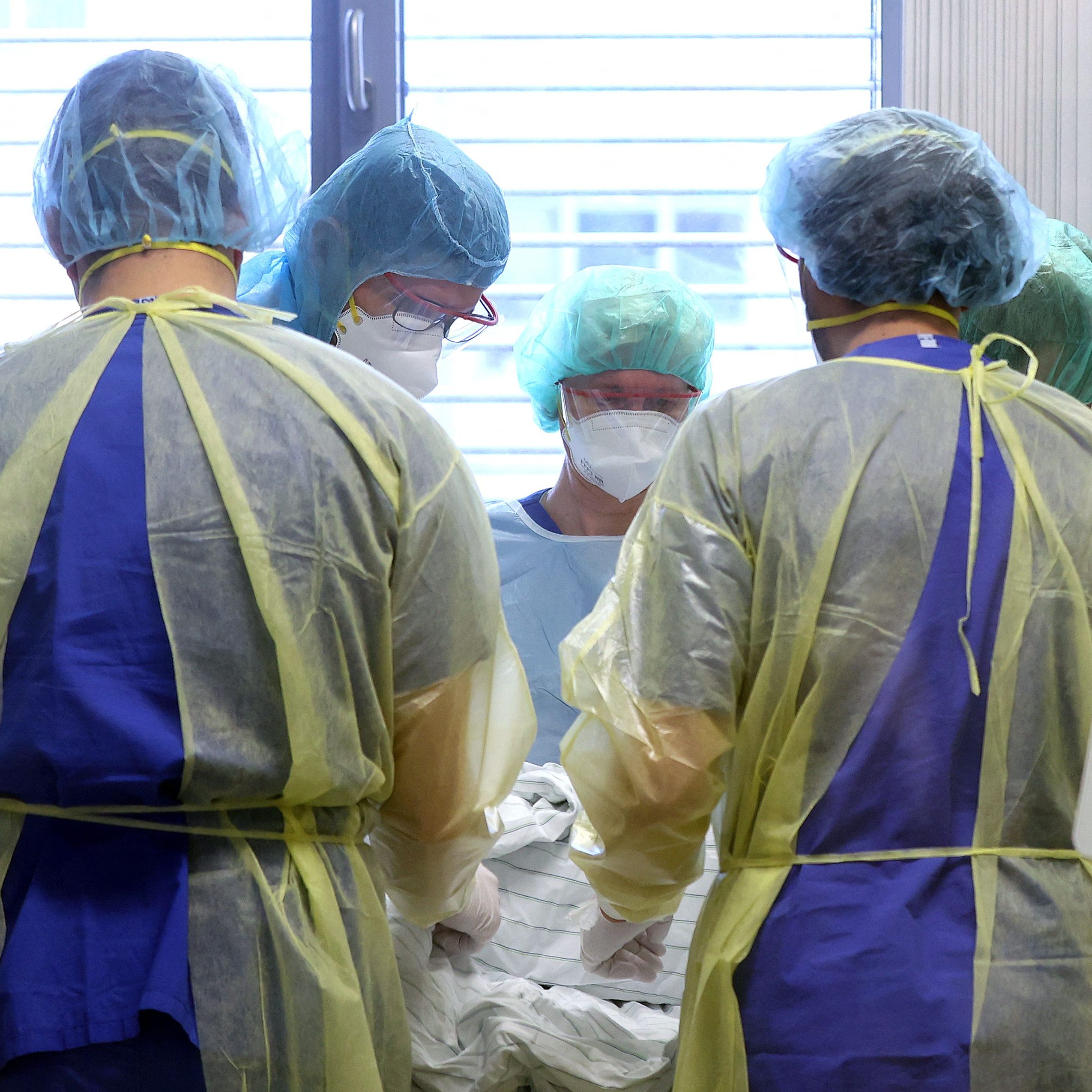 Weltweit haben sich mehr als 205,2 Millionen Menschen angesteckt.