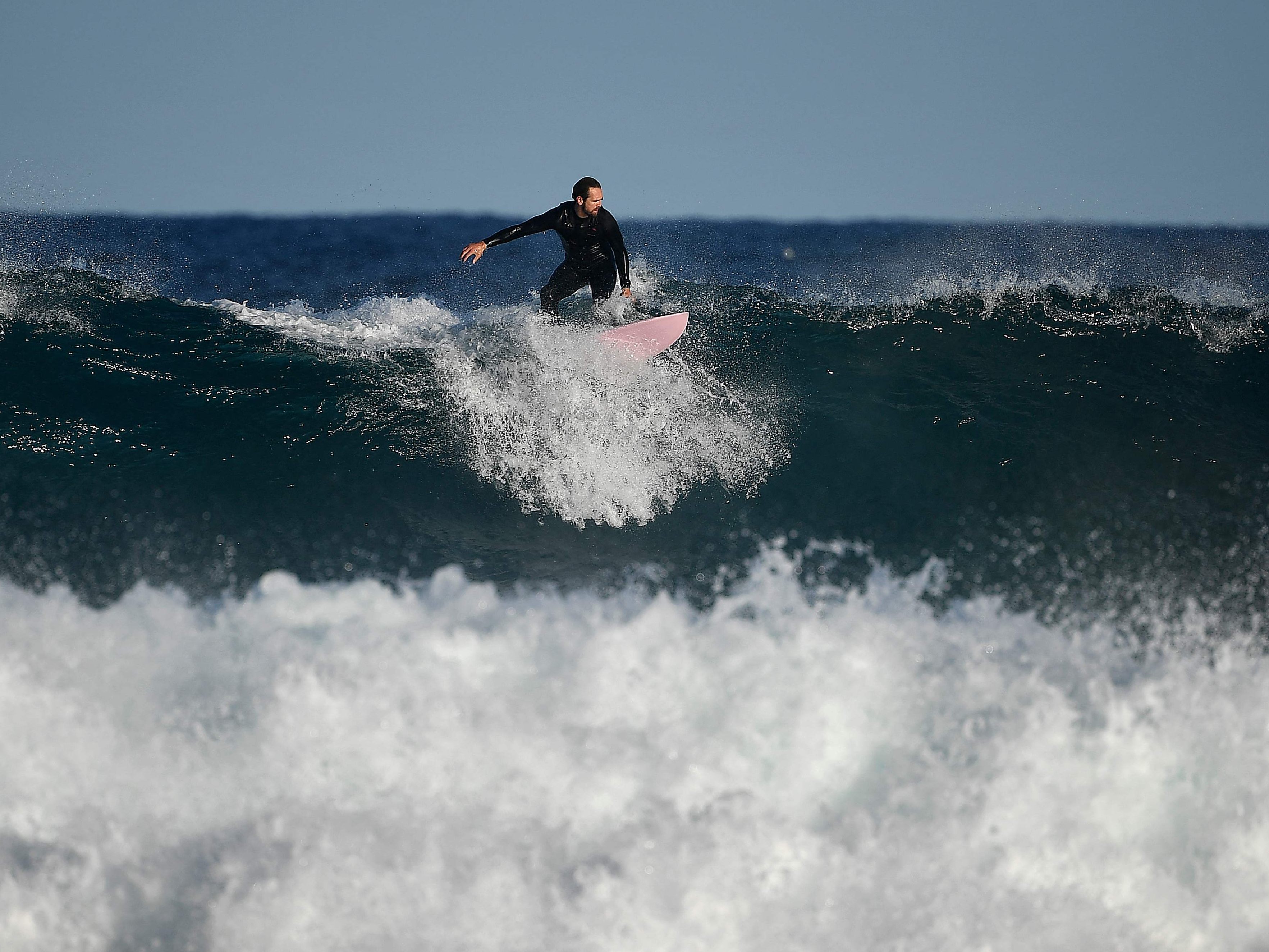 Dieser Surfer zeigt unglaubliche Körperhaltung. Dieser Surfer zeigt unglaubliche Körperhaltung.