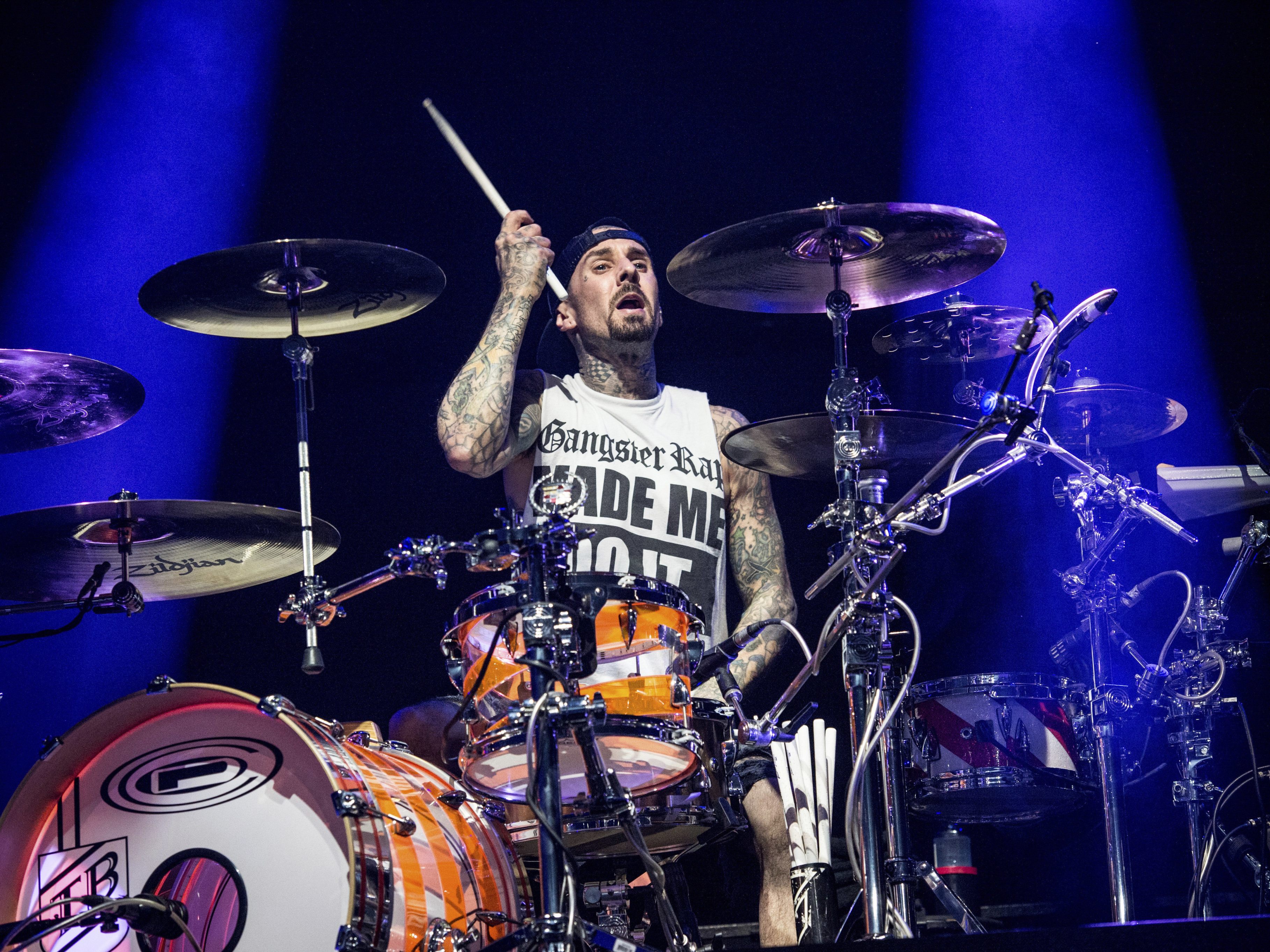 US-Schlagzeuger Travis Barker war bei Flugzeugabsturz 2008 lebensgefährlich verletzt worden US-Schlagzeuger Travis Barker war bei Flugzeugabsturz 2008 lebensgefährlich verletzt worden