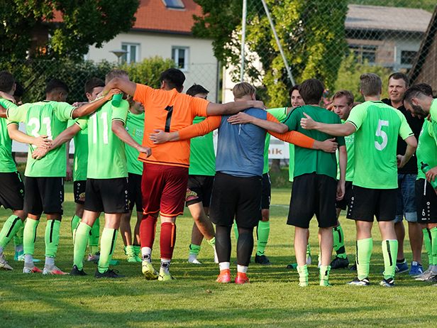 Die 1. Mannschaft hatte Grund zur Freude nach dem Spiel