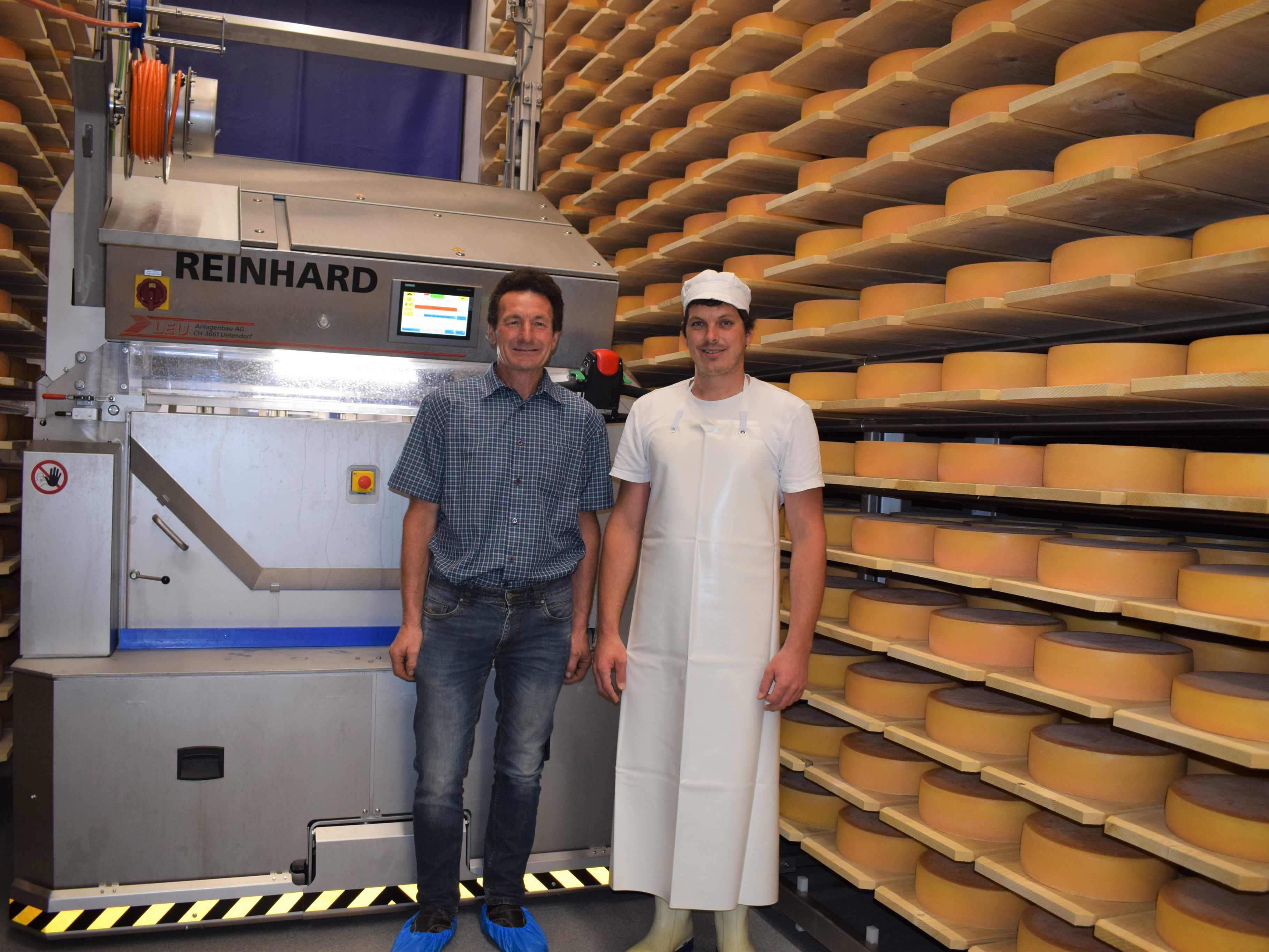 Obmann Reinhard Bechter und Meistersenn Christoph Schwarzmann präsentieren den neuen Käseroboter. Obmann Reinhard Bechter und Meistersenn Christoph Schwarzmann präsentieren den neuen Käseroboter.