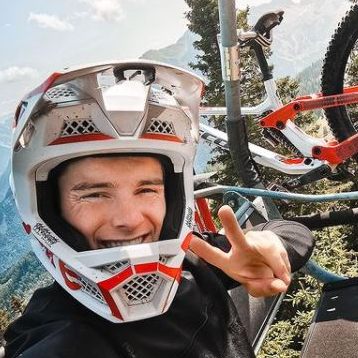 Elias Schwärzler zeigt, was mit dem Mountainbike alles möglich ist.