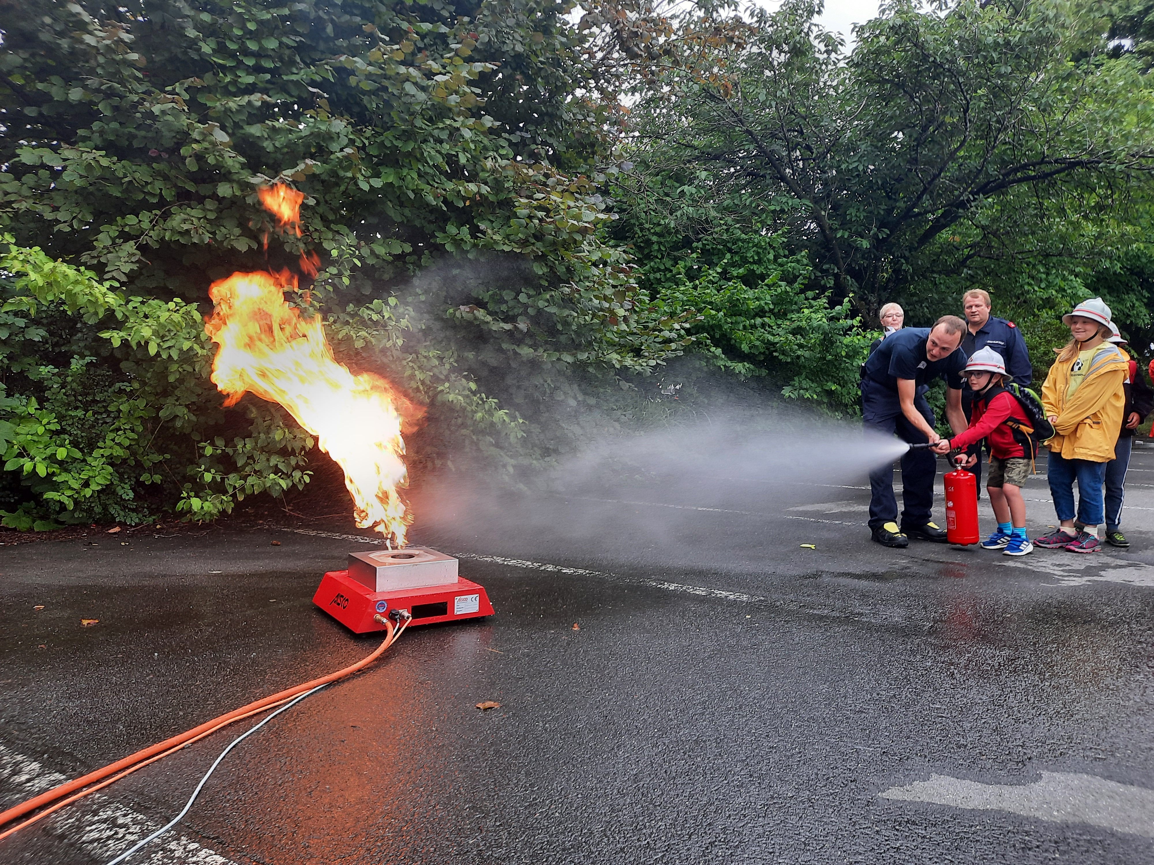 Feuer löschen beim Tag der offenen Tür bei der Feuerwehr Rankweil. Feuer löschen beim Tag der offenen Tür bei der Feuerwehr Rankweil.